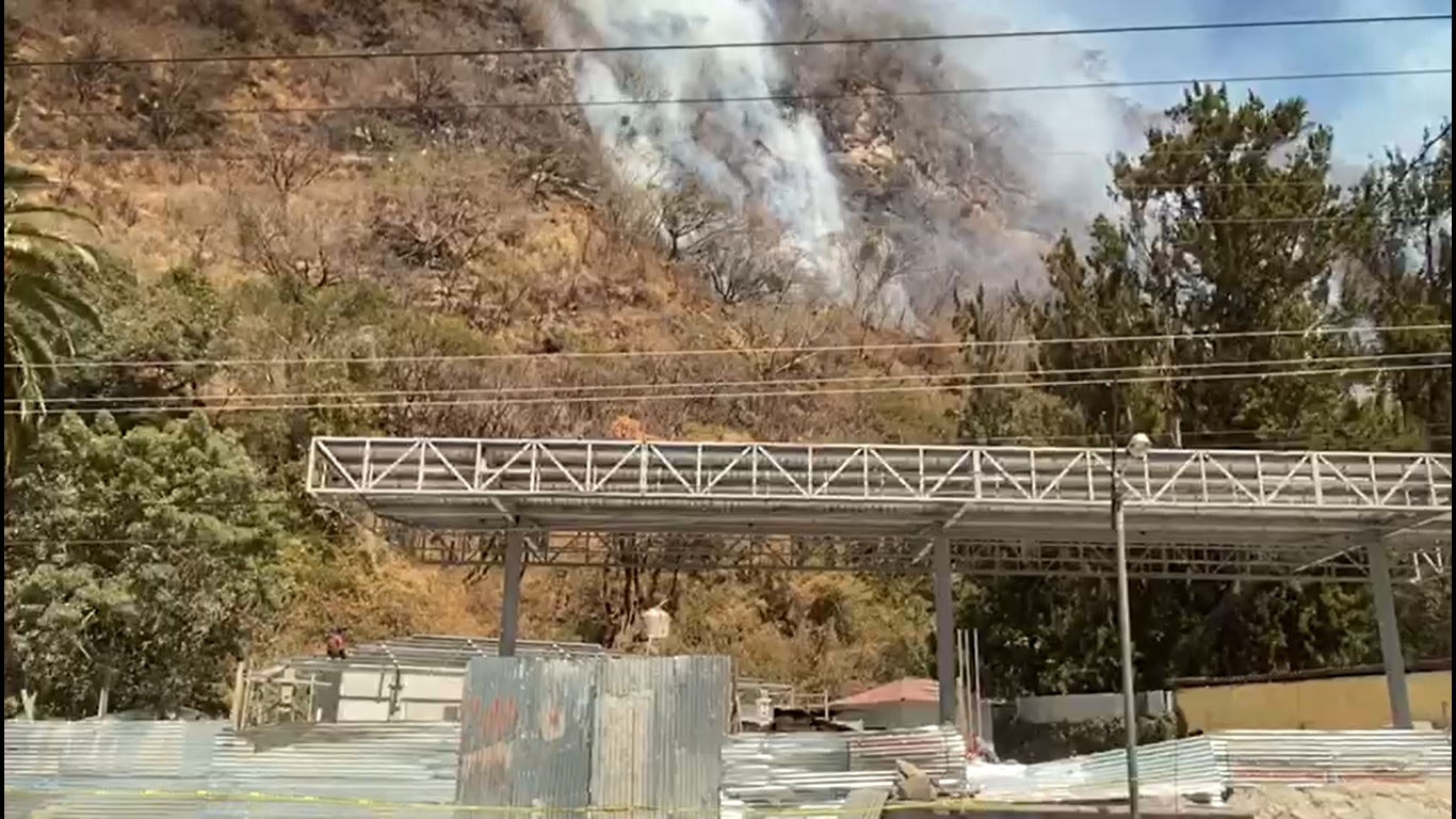 Un incendio forestal 
se registro en cercanías de la gasolinera en construcción en Panajachel, Sololá,  (Foto Prensa Libre: Héctor Cordero)