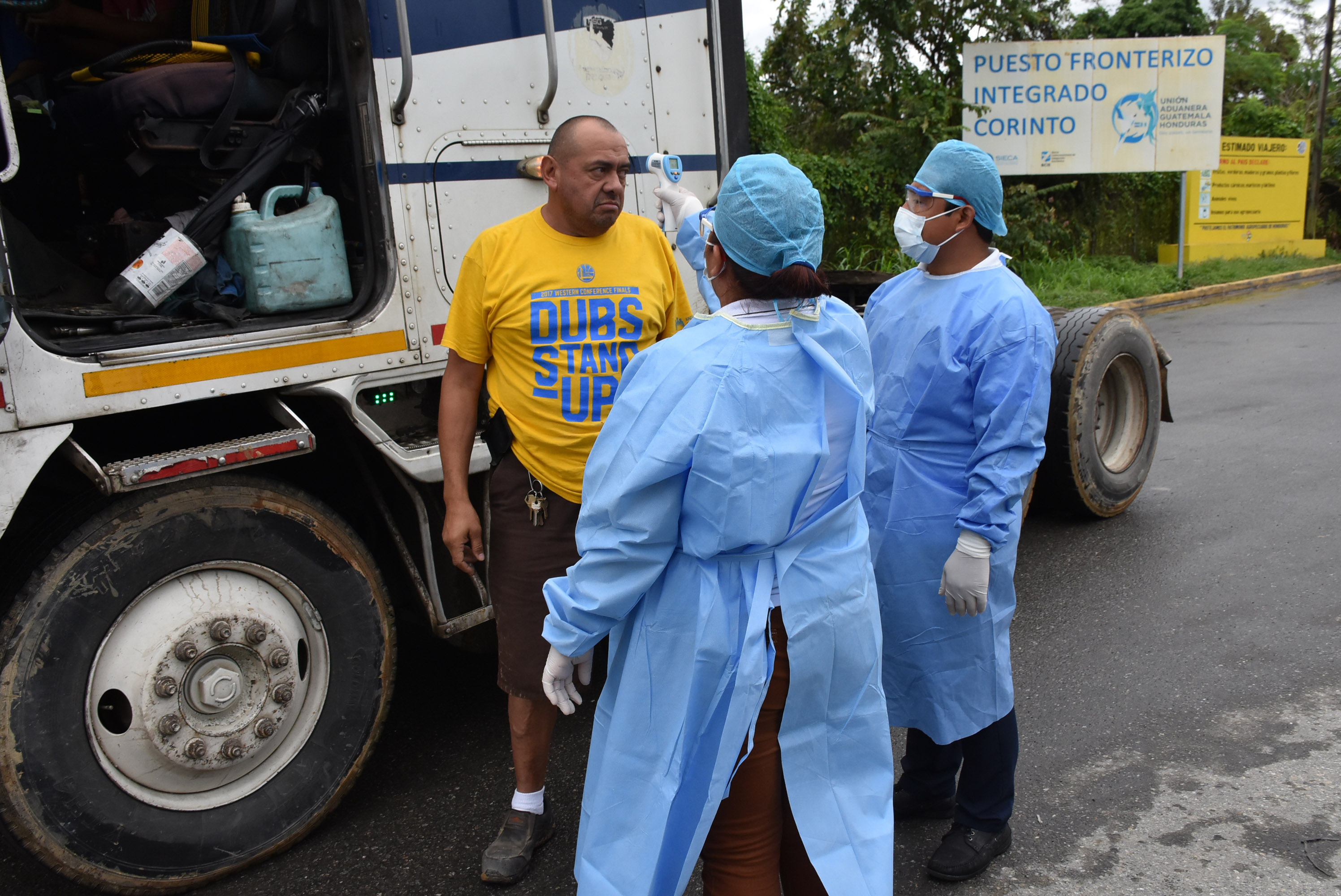 Un piloto de transporte de carga se pone a disposición para una muestra de temperatura por parte de enfermeros del área de Salud de Izabal, en la frontera de El Corinto, entre Guatemala y Honduras. (Foto Prensa Libre: Dony Stewart)