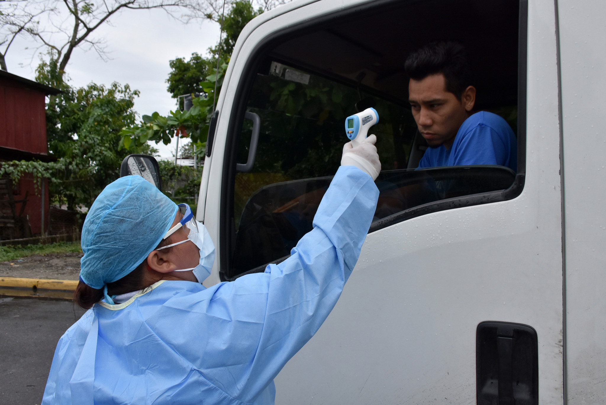 Transportistas de carga pesada están recibiendo atención epidemiológica. (Foto Prensa Libre: Dony Stewart)