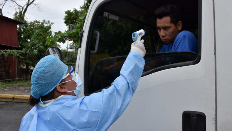 Transportistas de carga pesada están recibiendo atención epidemiológica. (Foto Prensa Libre: Dony Stewart)