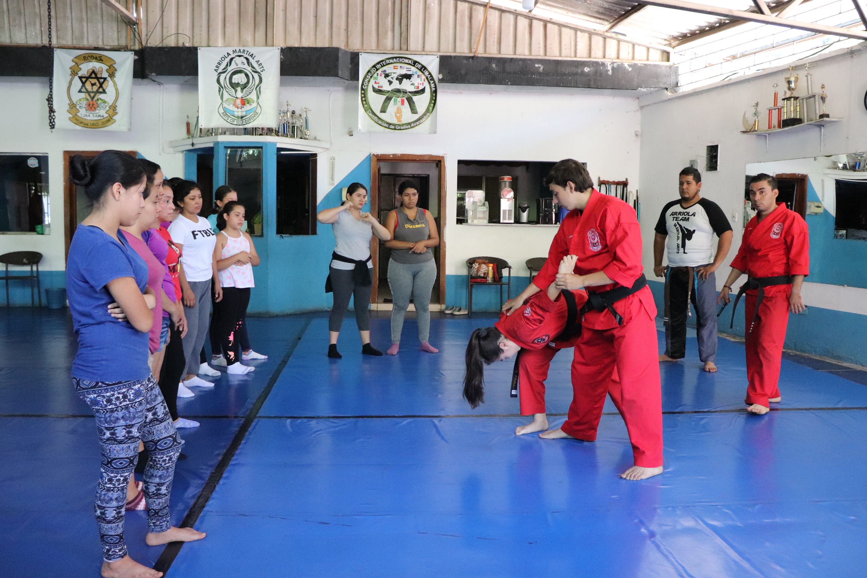 Mujeres participan en el curso de defensa personal, en Mazatenango, Suchitepéquez. (Foto Prensa Libre: Marvin Túnchez)