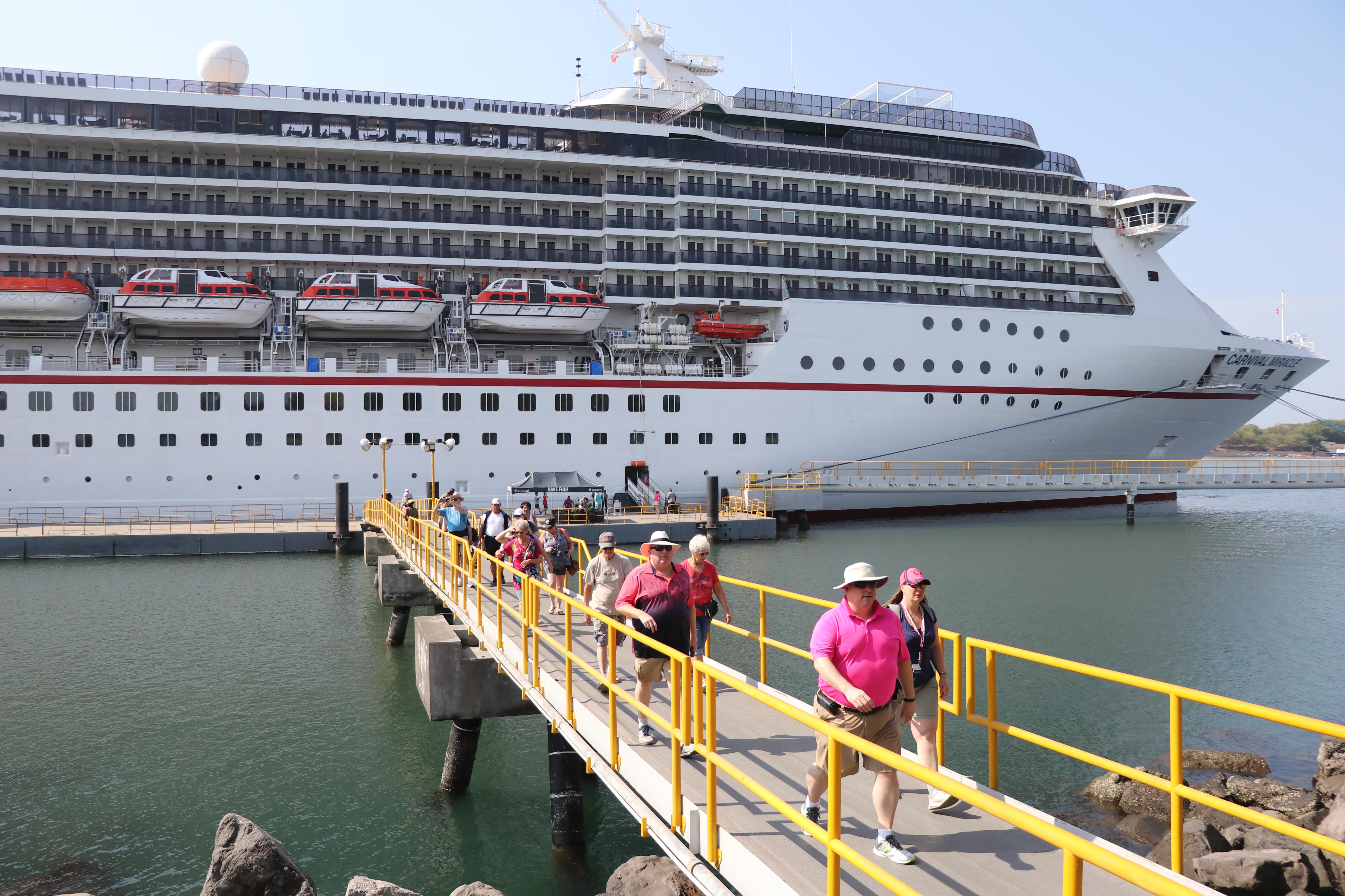 La temporada de cruceros finaliza en julio, y se espera el arribo de 11 barcos. (Foto Prensa Libre: Carlos Paredes)