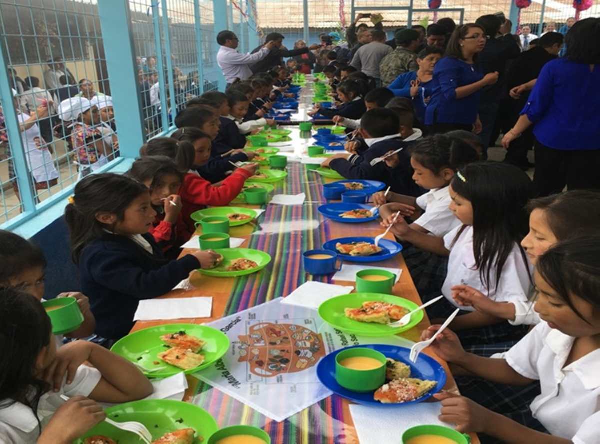 Estudiantes de preprimaria y primaria continuarán recibiendo los beneficios de la alimentación escolar, mientras dure la suspensión de clases por la emergencia del covid-19. (Foto Prensa Libre: Hemeroteca PL)