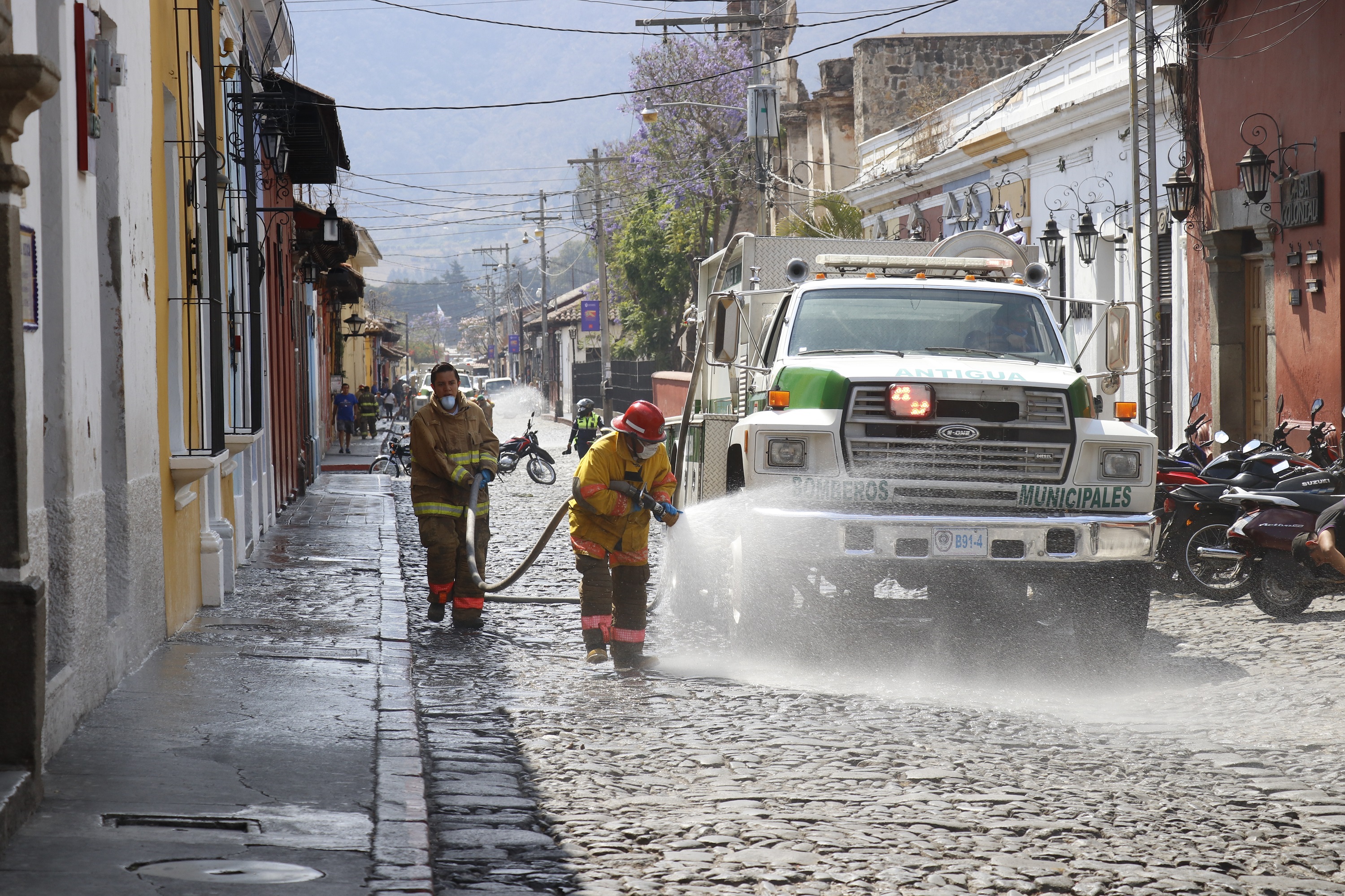 Guatemala, Área Metropolitana
Un grupo de bomberos municipales de Antigua Guatemala rocían cloro y agua en la  4ª. calle poniente. (Foto Prensa Libre: Julio Sicán)
