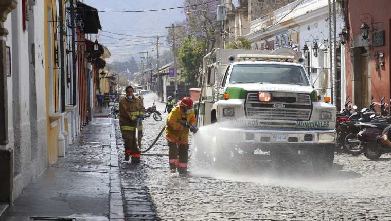 Guatemala, Área Metropolitana
Un grupo de bomberos municipales de Antigua Guatemala rocían cloro y agua en la  4ª. calle poniente. (Foto Prensa Libre: Julio Sicán)
