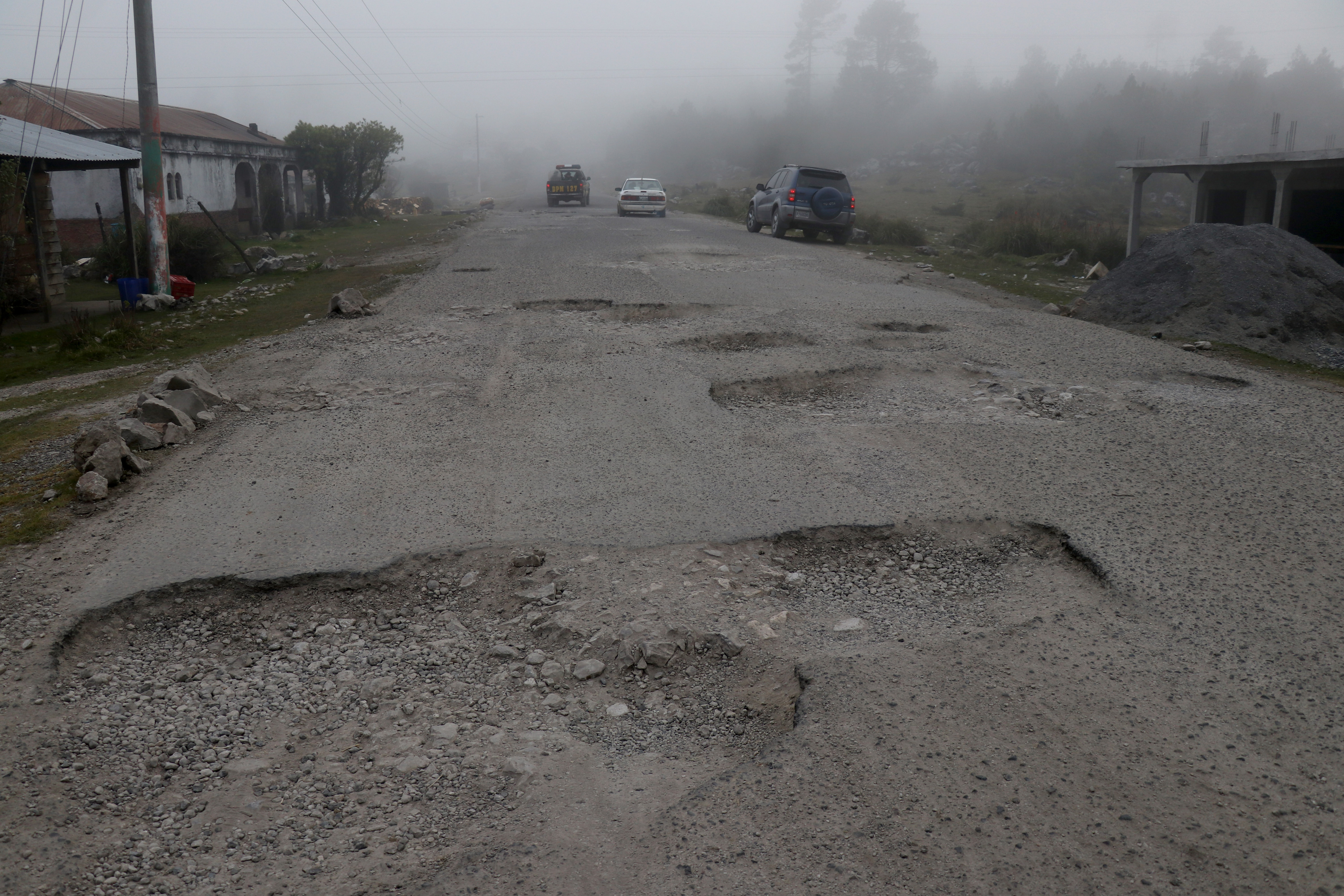 En estas condiciones se encuentra la carretera que comunica San Mateo Ixtatán con Santa Cruz Barrillas, Huehuetenango. (Foto Prensa Libre Mike Castillo)