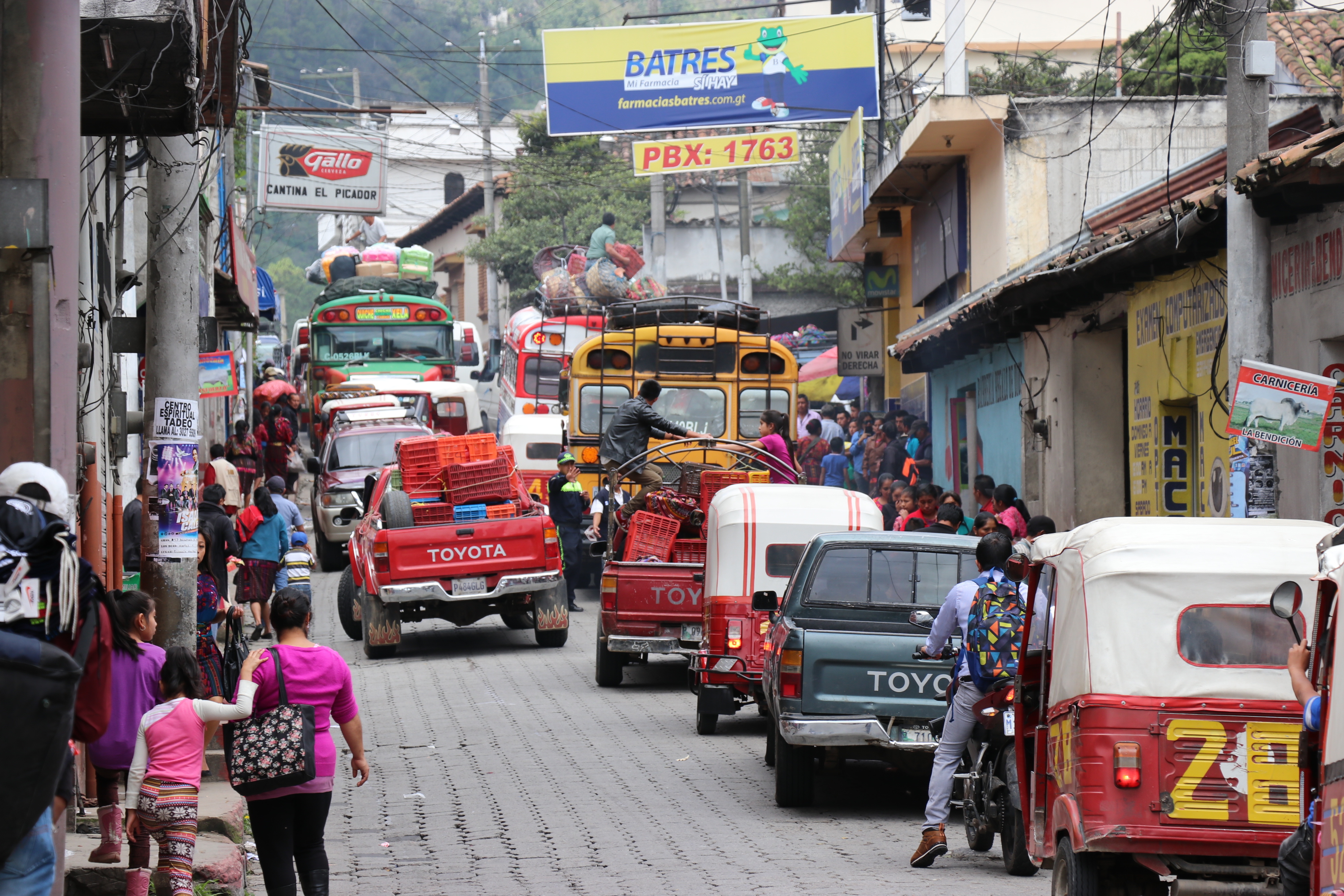 Por las estrechas calles de Chichicastenango, Quiché, pasa el cien por ciento del transporte liviano y pesado que circula en el departamento. (Foto Prensa Libre: Héctor Cordero)