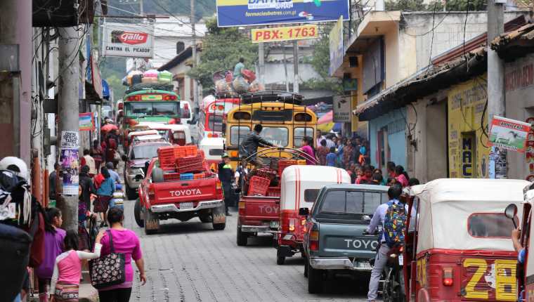 Por las estrechas calles de Chichicastenango, Quiché, pasa el cien por ciento del transporte liviano y pesado que circula en el departamento. (Foto Prensa Libre: Héctor Cordero)