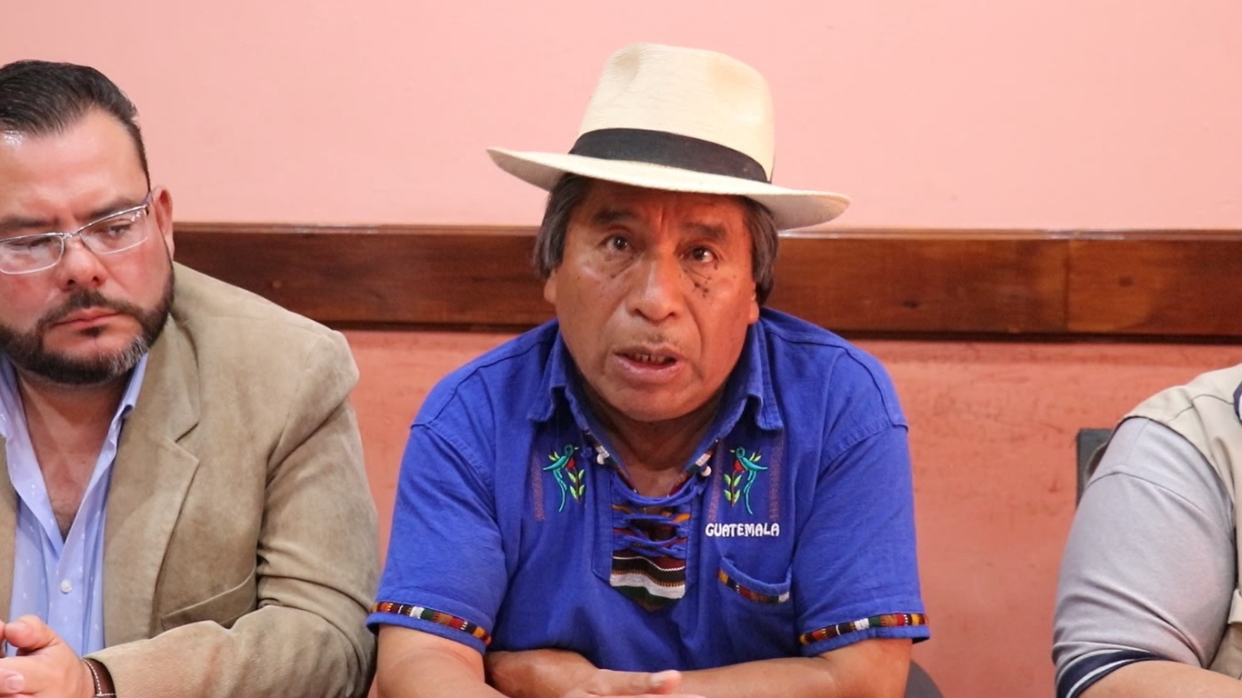 Juan Zapeta, alcalde indígena de Santa Cruz del Quiché, dijo que azotará a los acaparadores. (Foto Prensa Libre: Héctor Cordero)