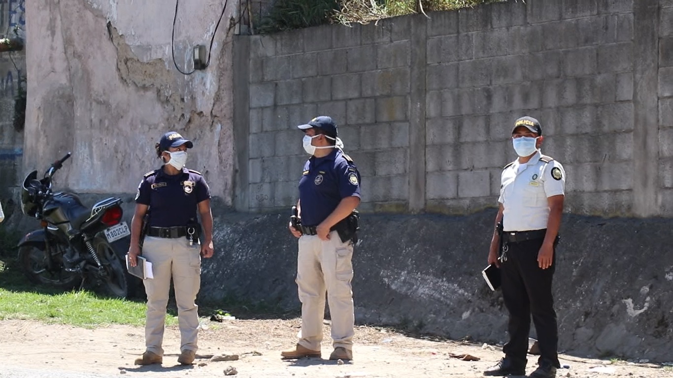 Agentes de la PNC de Quiché compran mascarillas y guantes para llevar a cabo los operativos del toque de queda. (Foto Prensa Libre: Héctor Cordero)