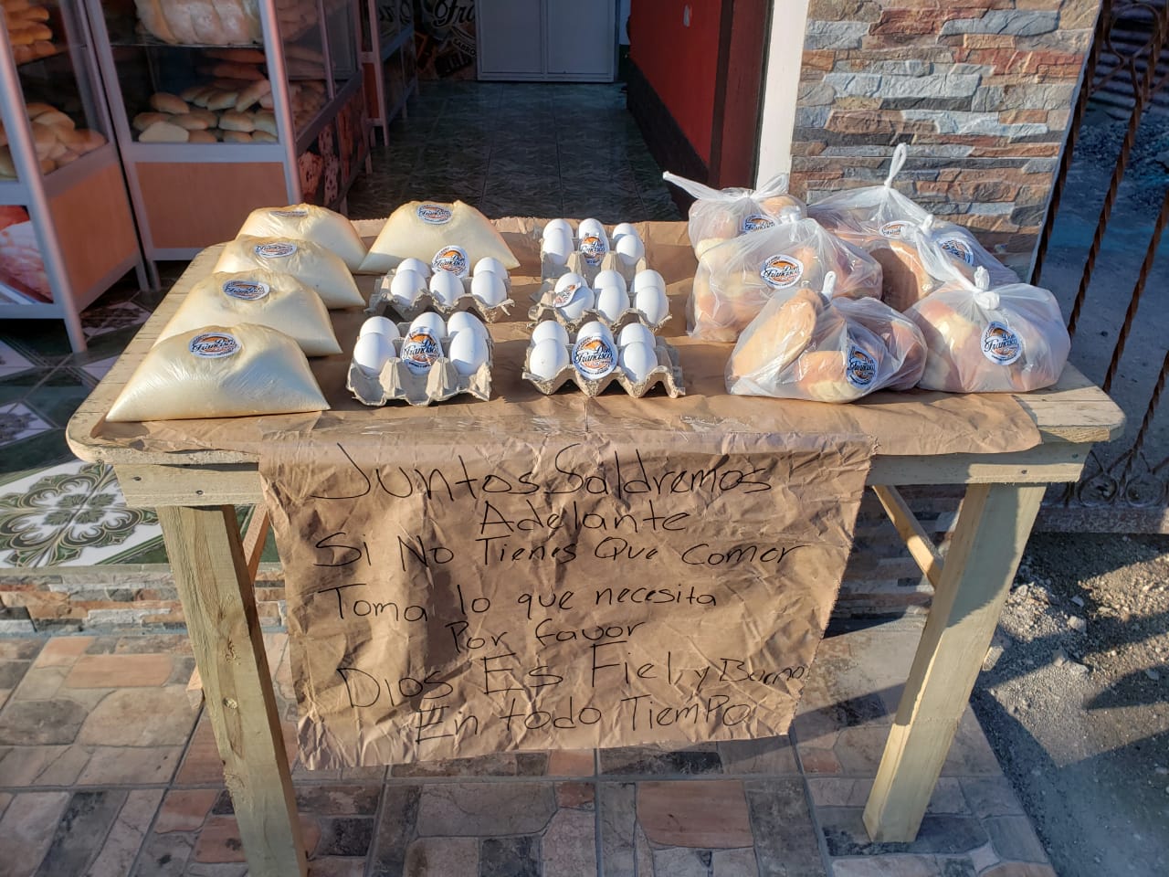 En San Sebastián, Retalhuleu, la panadería Don Francisco regala pan, huevos y azúcar a los necesitados. (Foto Prensa Libre: Rolando Miranda) 