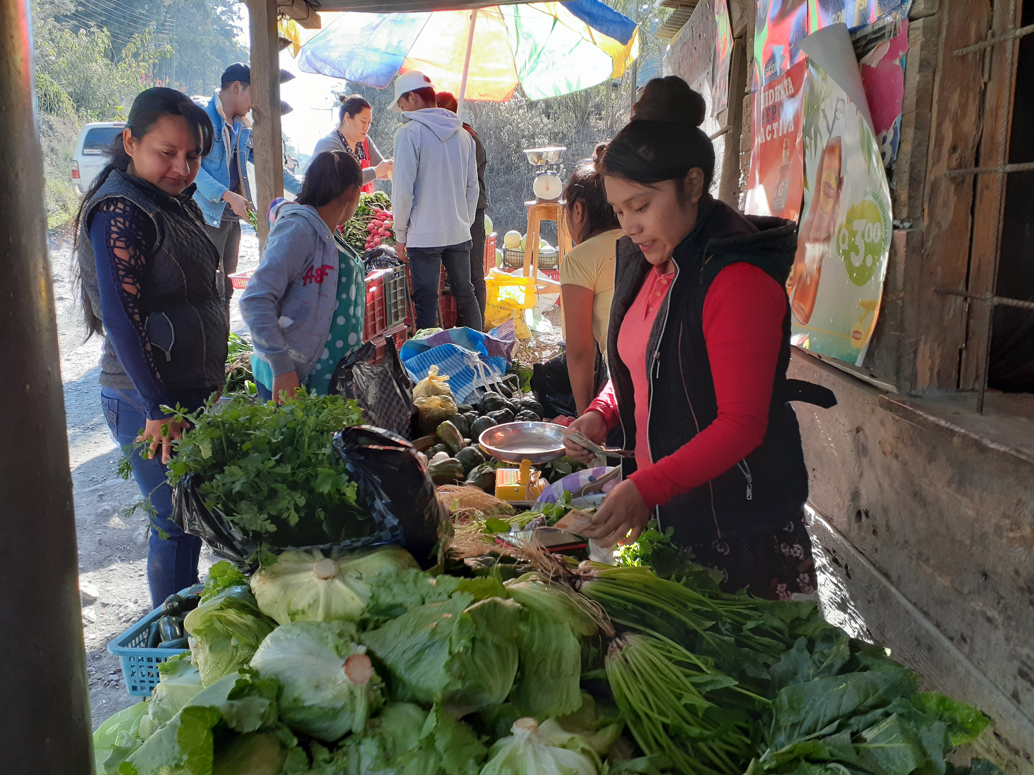 Agricultores de Chiantla venden sus verduras en comunidades cercanas ante el cierre de los mercados. (Foto Prensa Libre: Mike Castillo)