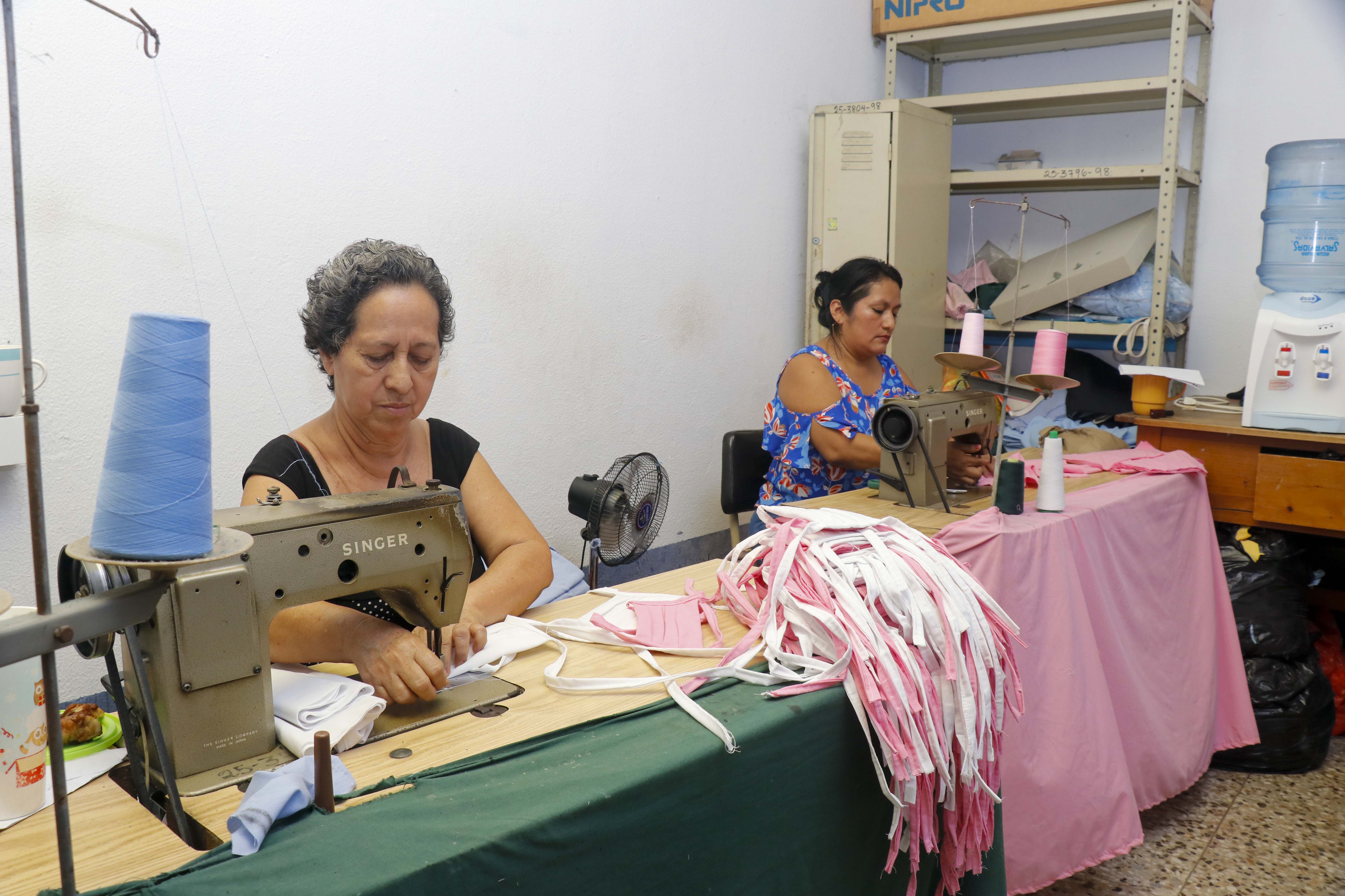 Costureras del Hospital Nacional de Retalhuleu confeccionan mascarillas de tela de algodón como una medida de mitigación ante la emergencia de covid 19. (Foto Prensa Libre: Rolando Miranda)