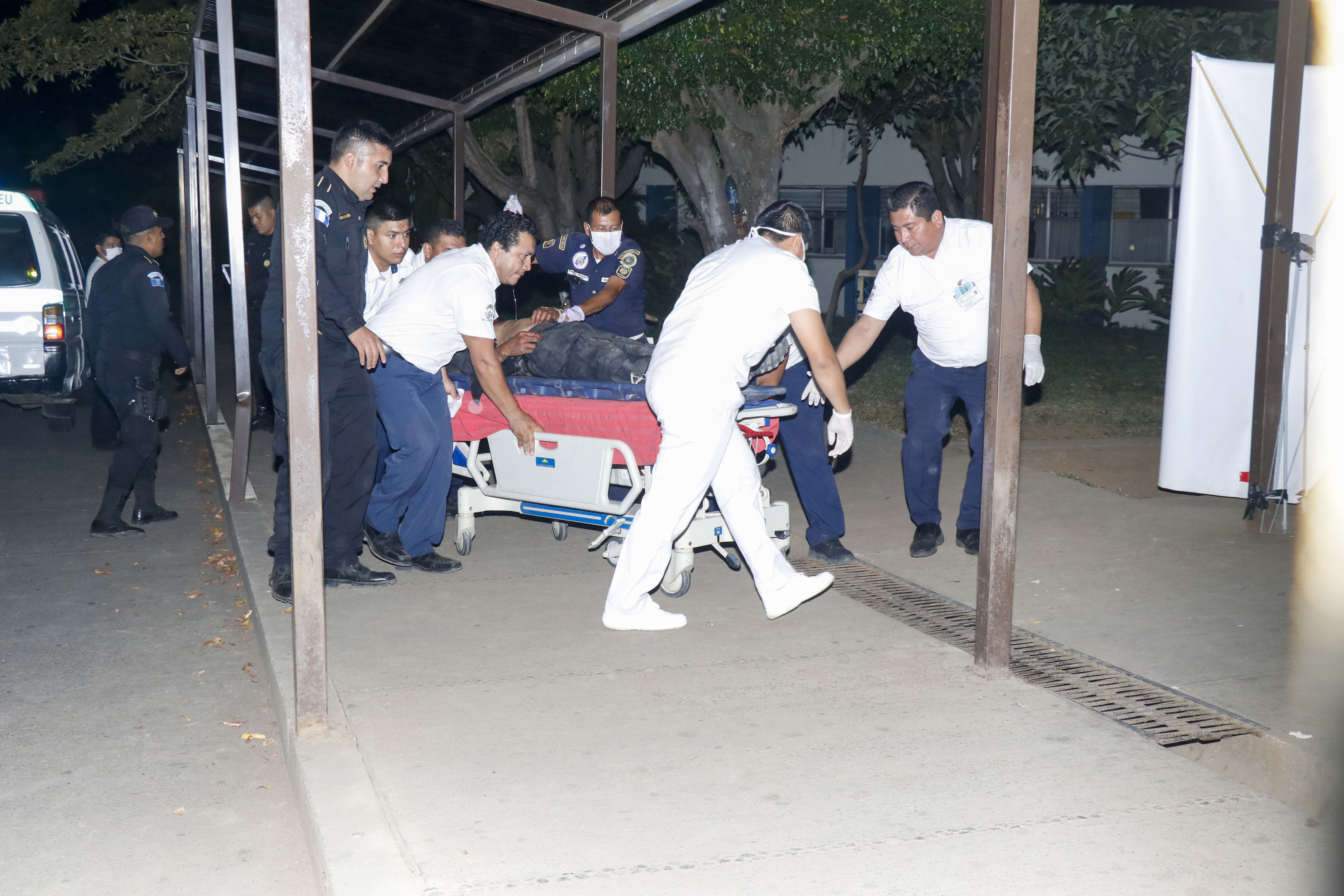 Dos agentes de la PNC fueron trasladados al Instituto Guatemalteco de Seguridad Social de Retalhuleu con heridas de bala. (Foto Prensa Libre: Rolando Miranda)