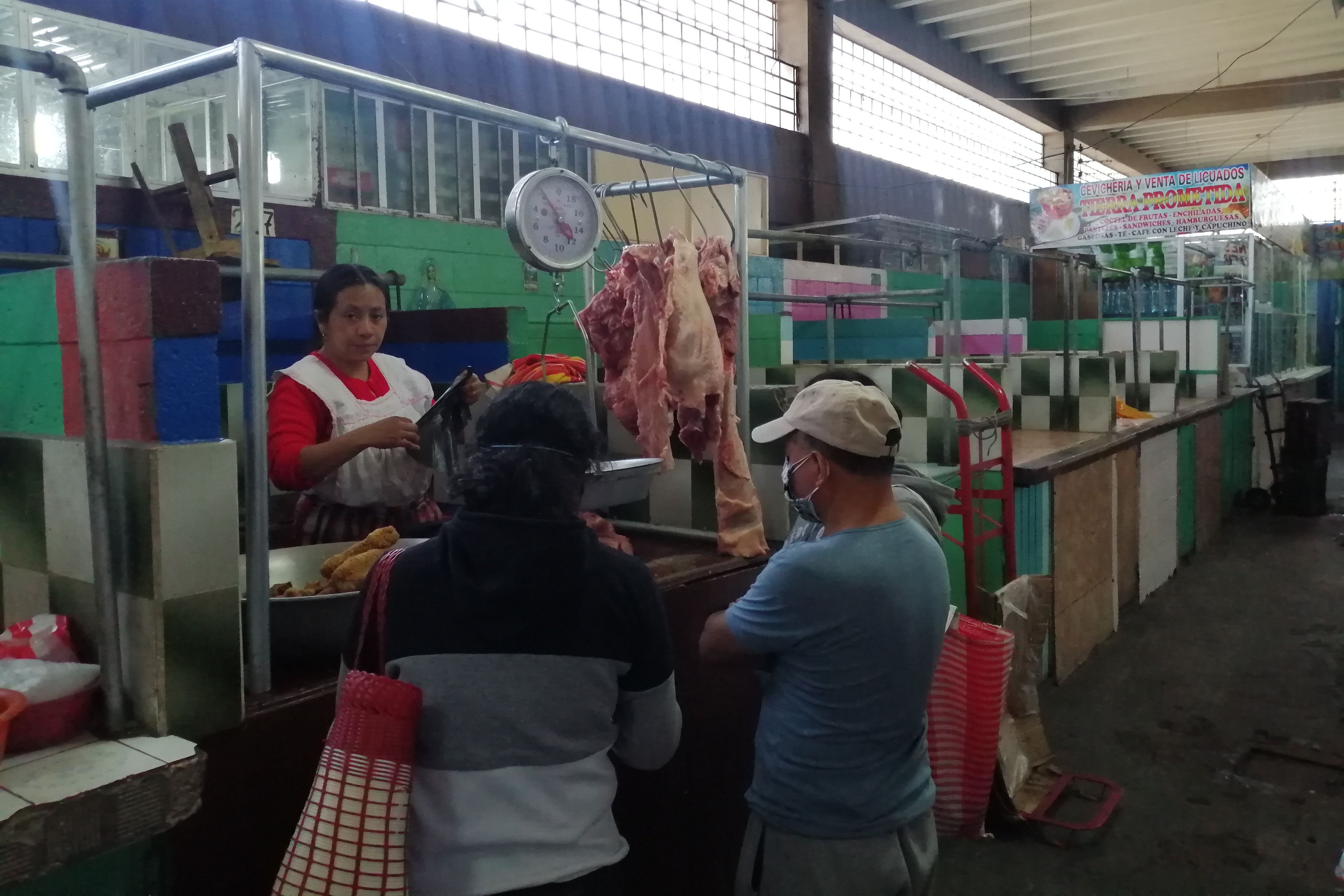 En la mayoría de lo  mercados de los departamentos las medidas higiénicas no se toman en cuenta. (Foto Prensa Libre: María Longo) 