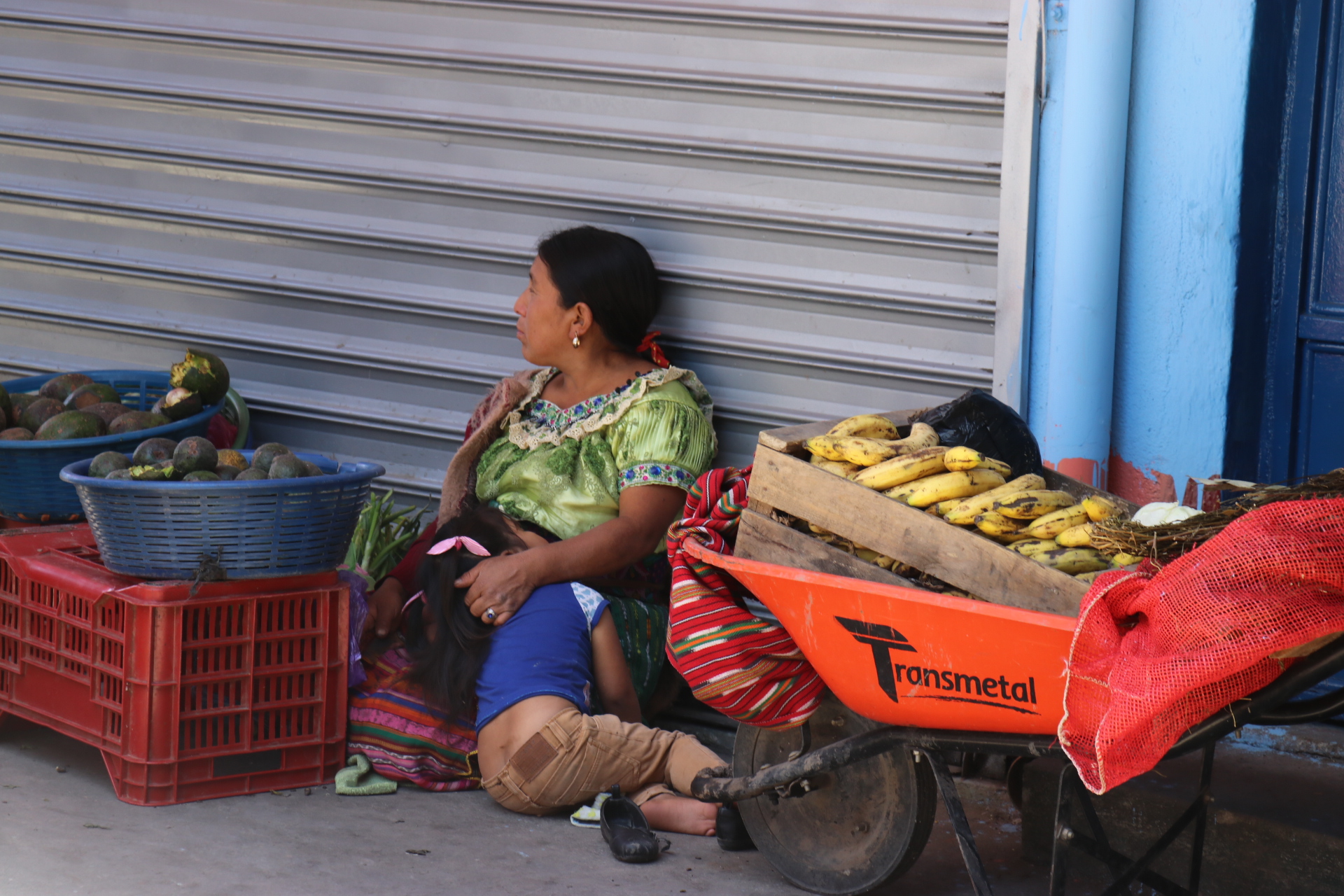 Una mujer indígena en el mercado de San Antonio Ilotenango abraza a su hija mientras espera con paciencia vender su producto.  (Foto Prensa Libre: Héctor Cordero)