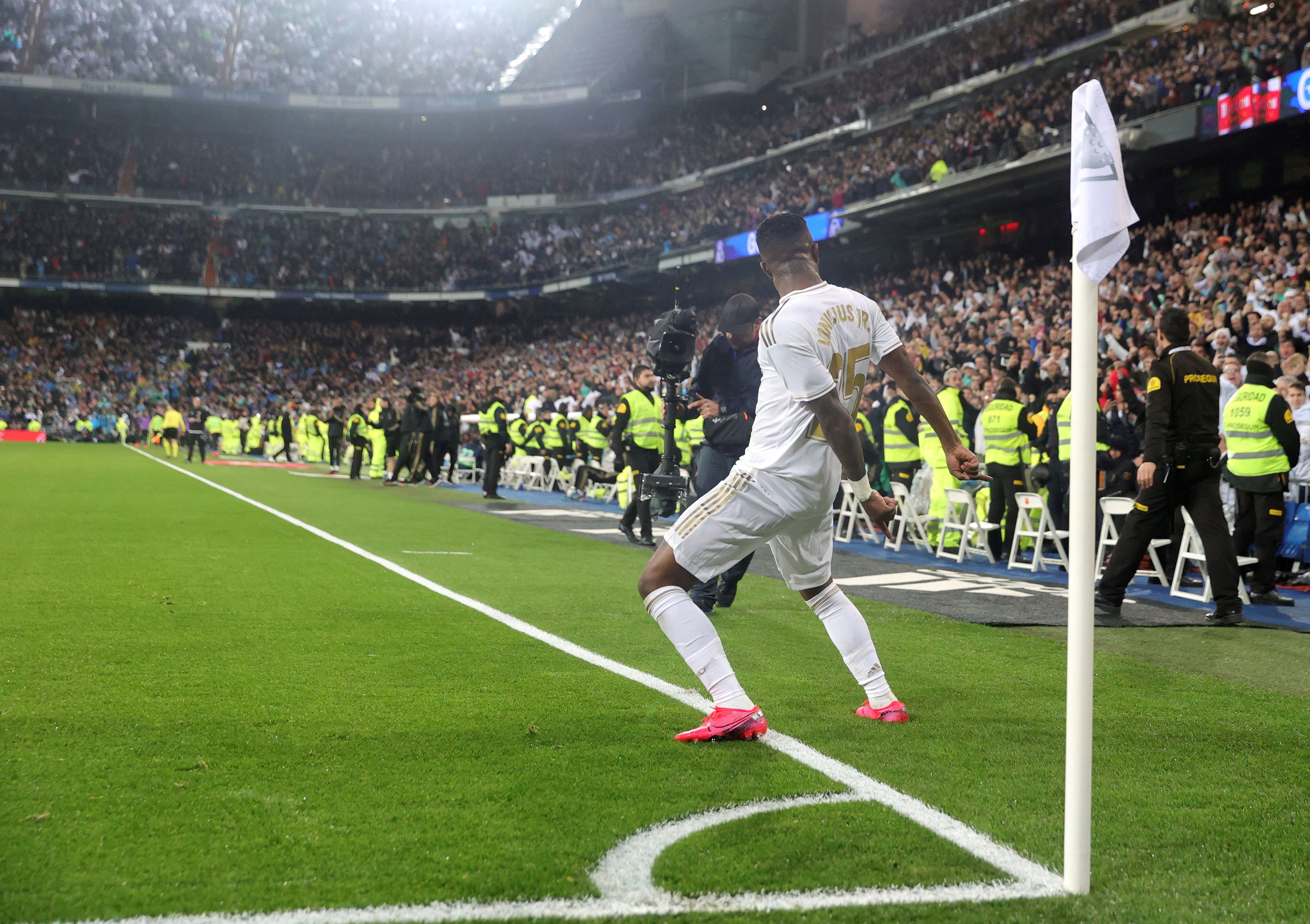 El delantero brasileño Vinicius del Real Madrid celebra su gol ante el Barcelona. (Foto Prensa Libre: EFE)