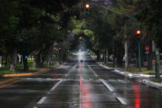 Después del Toque de queda y la lluvia las calles quedaron limpias y sin vehículos como se pudo observar la avenida Reforma. Foto Prensa Libre: Carlos Hernández
