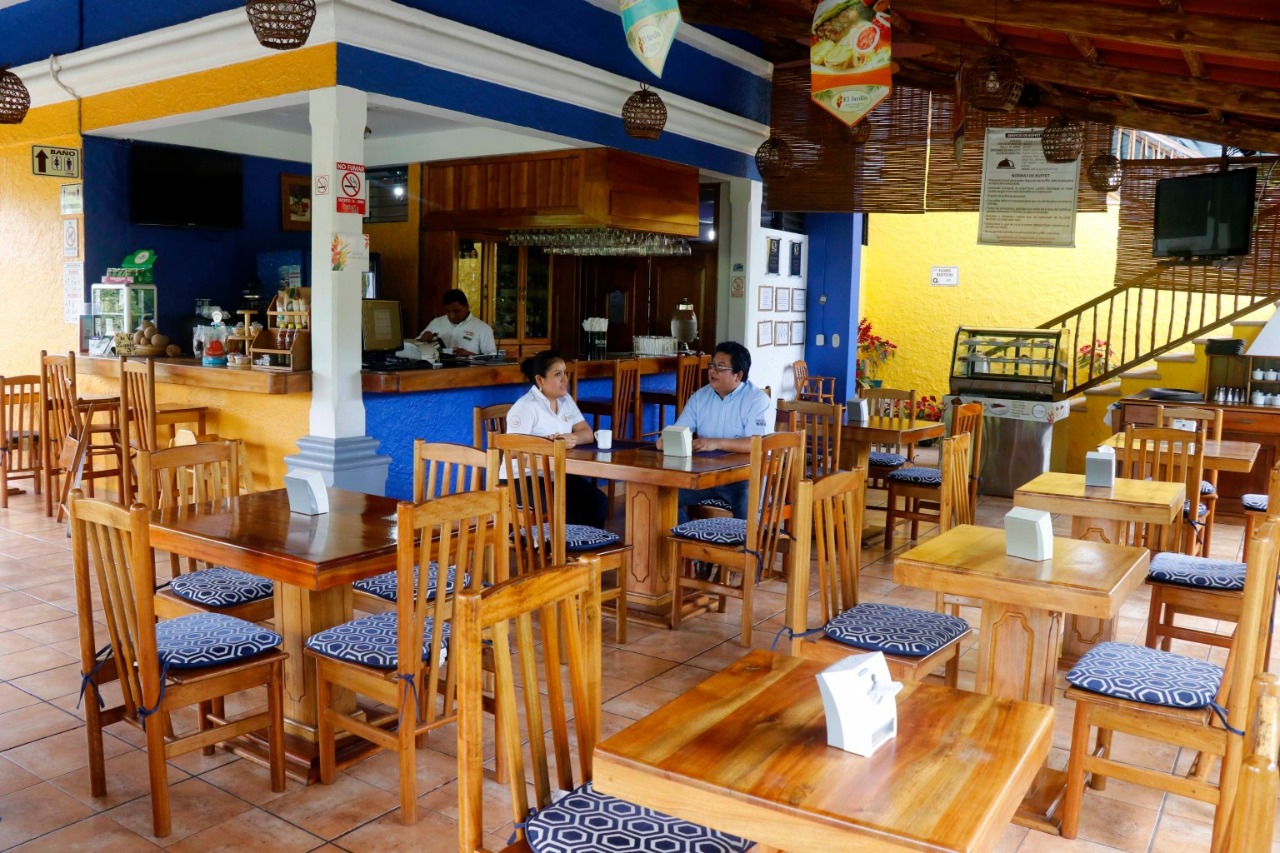 Aún antes de la restricción de labores en todo el país se empezaron a notar bajas en la llegada de turistas. Ahora los restaurantes ya no pueden  brindar atención en mesas. (Foto, Prensa Libre: Rolando Miranda).