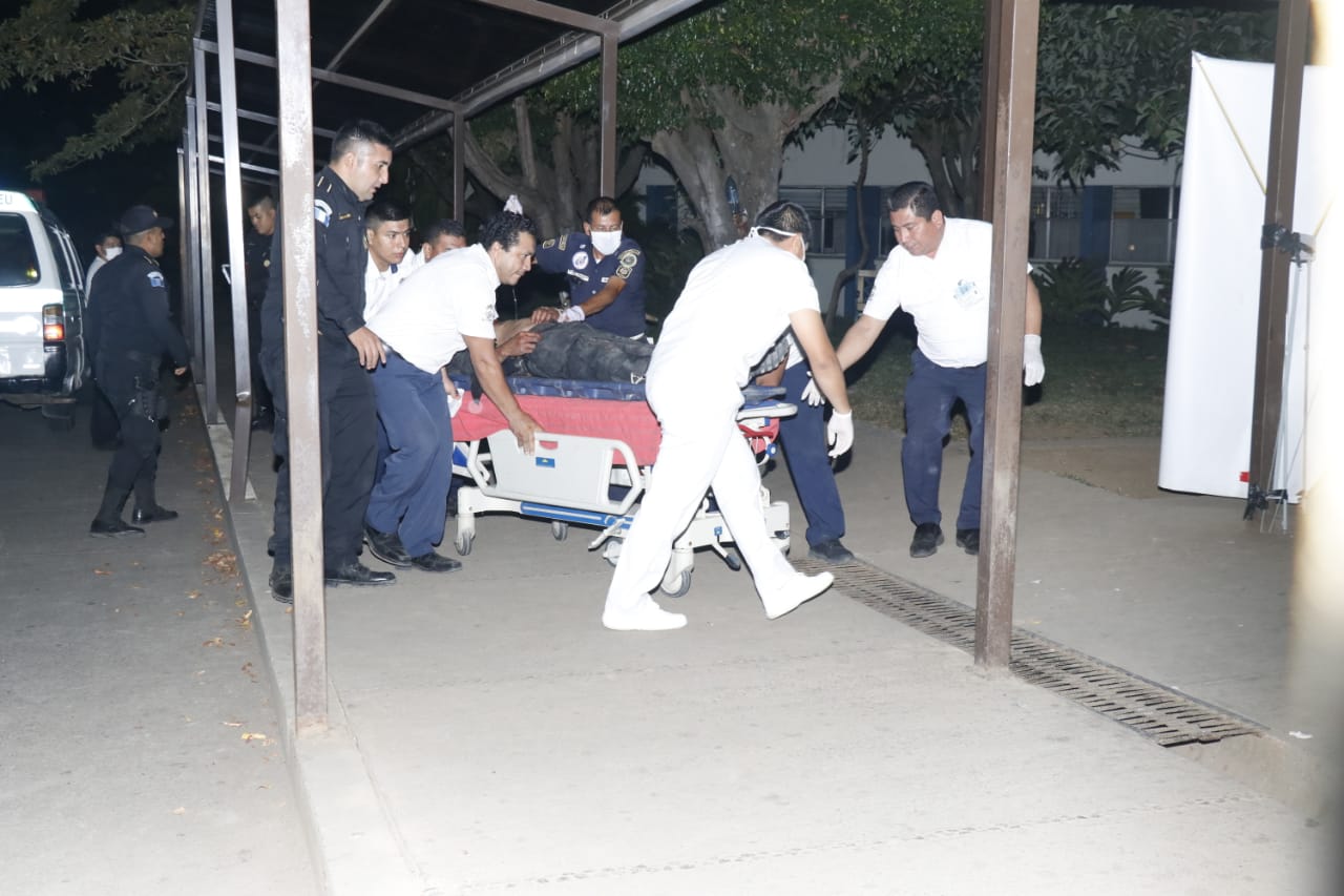 Los dos agentes de la PNC heridos fueron llevados a un centro asistencial. (Foto Prensa Libre: Rolando Miranda)
