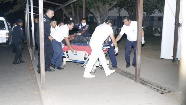 Los dos agentes de la PNC heridos fueron llevados a un centro asistencial. (Foto Prensa Libre: Rolando Miranda)