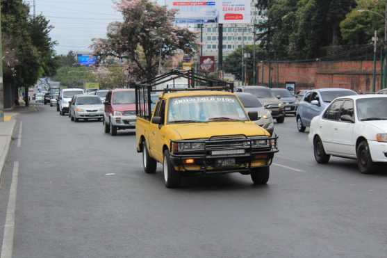 Varias personas utilizaron sus vehículos este lunes para llegar a sus trabajos, indicó la Policía Municipal de Tránsito. Foto Prensa Libre: Byron García
