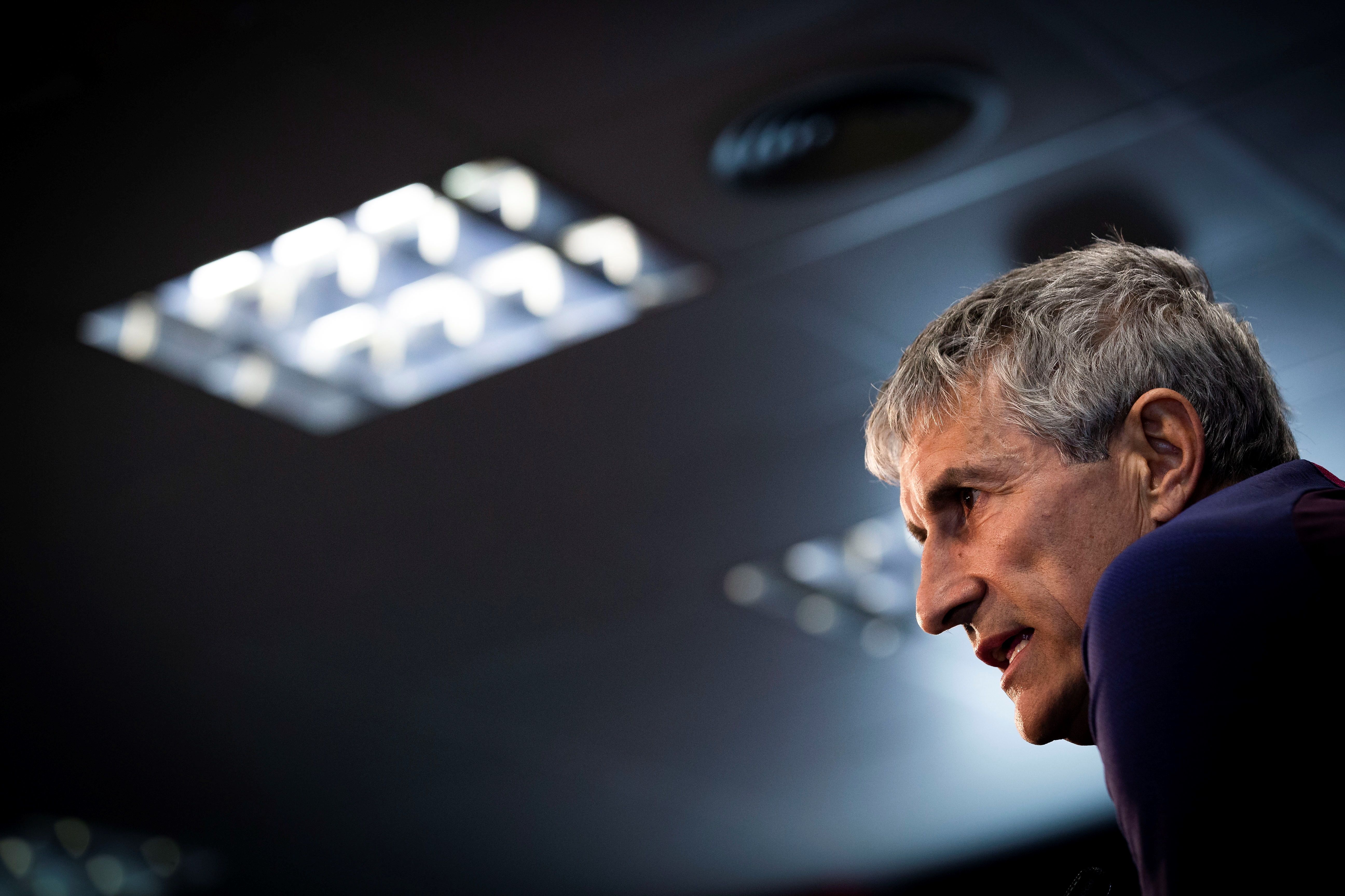 El técnico del FC Barcelona, Quique Setién durante la rueda de prensa que ha ofrecido tras el entrenamiento que ha realizado la plantilla barcelonista. (Foto Prensa Libre: EFE)