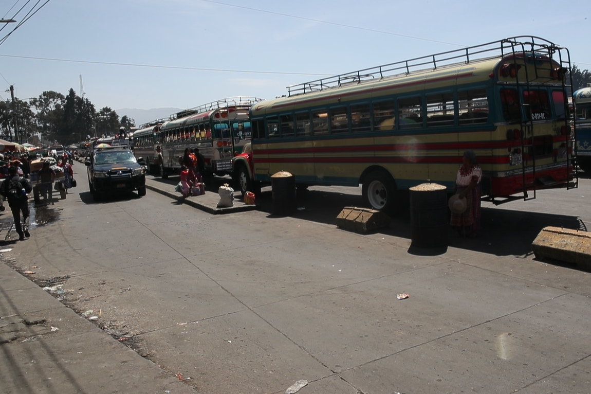 Más de 800 buses se han contabilizado en el 75 por ciento del censo al transporte extraurbano que ingresa a Quetzaltenango. (Foto Prensa Libre: María Longo)  