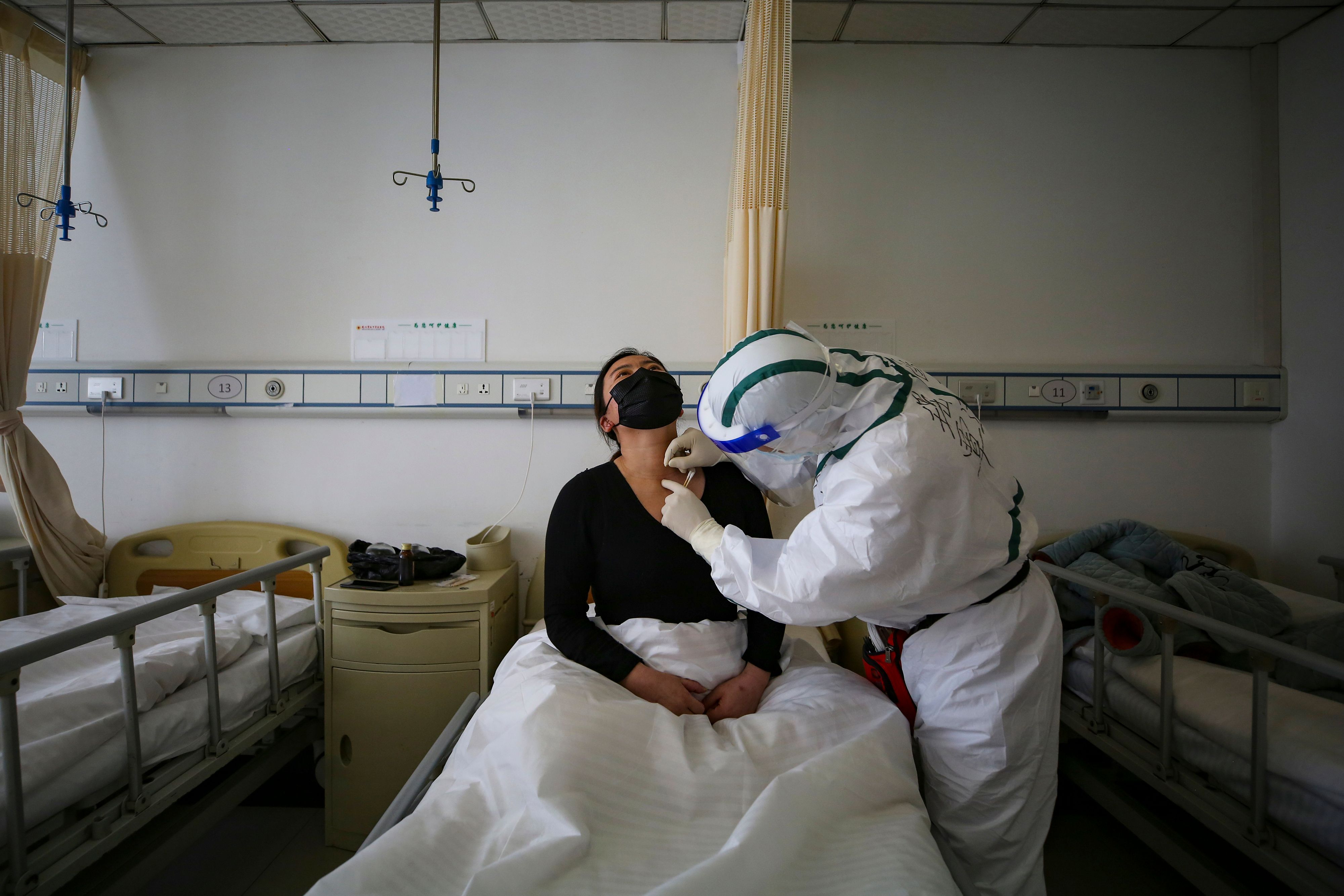 Una paciente es evaluada en Wuhan, China, donde apareció el covid-19. (Foto Prensa Libre: AFP)