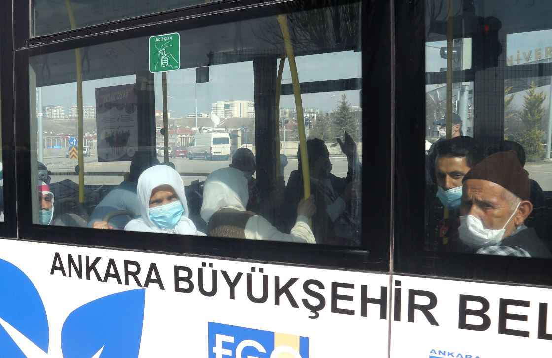 Ciudadanos turcos que regresan de la Meca son trasladados para estar en cuarentena. (Foto Prensa Libre: EFE) 