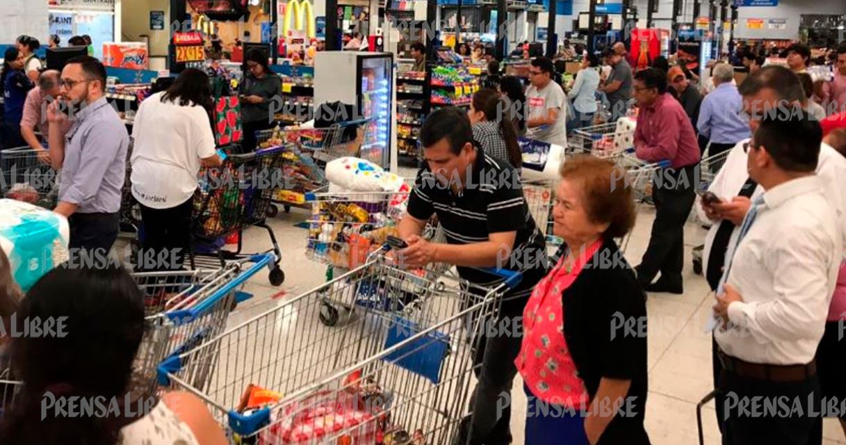 Varios supermercados del país permanecen abarrotados ante la alarma por el coronavirus. (Foto Prensa Libre: Fernando Cabrera).