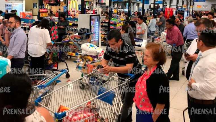 Varios supermercados del país permanecen abarrotados ante la alarma por el coronavirus. (Foto Prensa Libre: Fernando Cabrera).