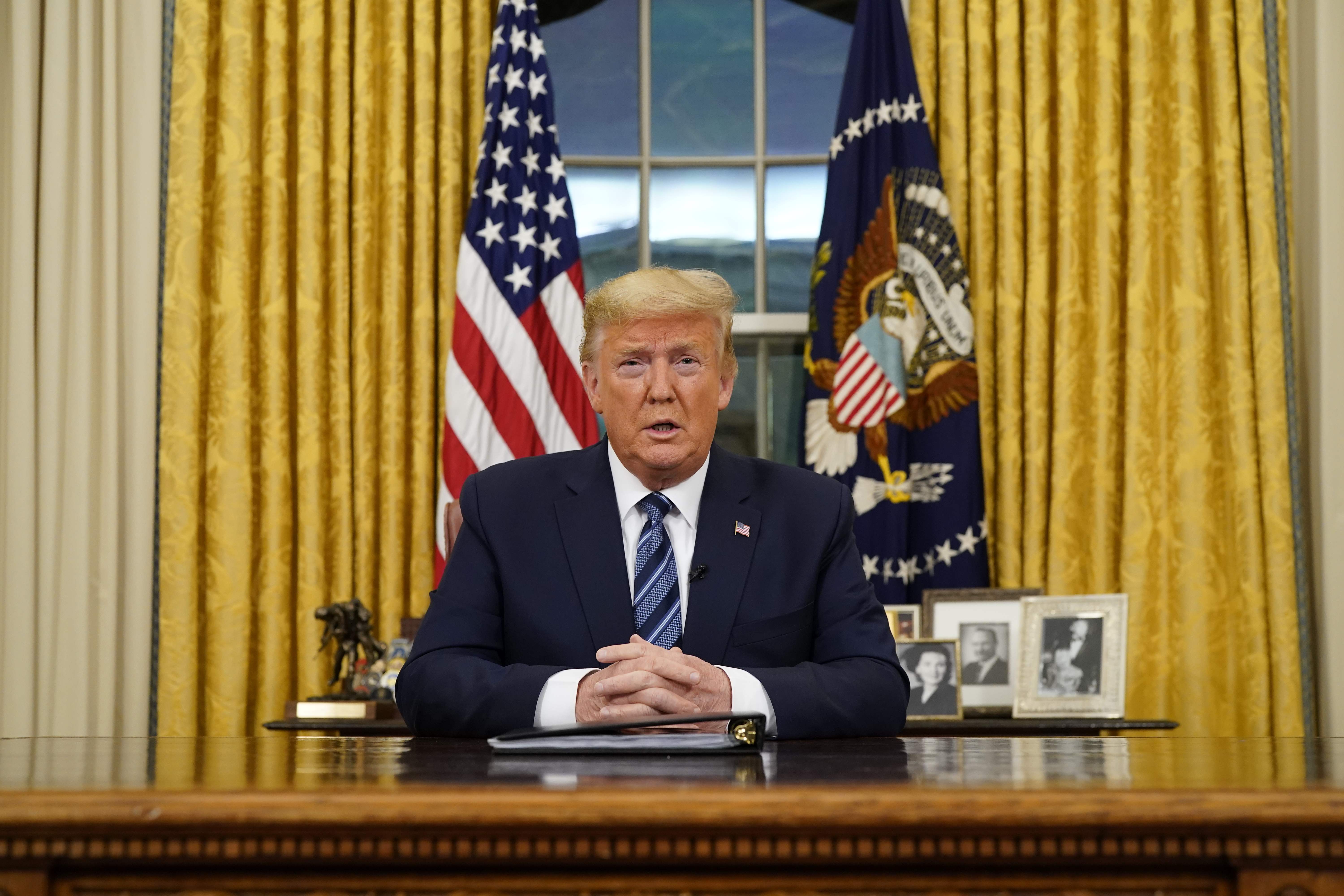 Donald Trump, presidente de Estados Unidos, se dirige a la nación desde el despacho oval. (Foto Prensa Libre: AFP)