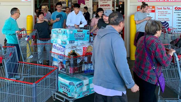 Residentes de Los Angeles compran productos para prevenir el contagio de covid-19. (Foto Prensa Libre: AFP)