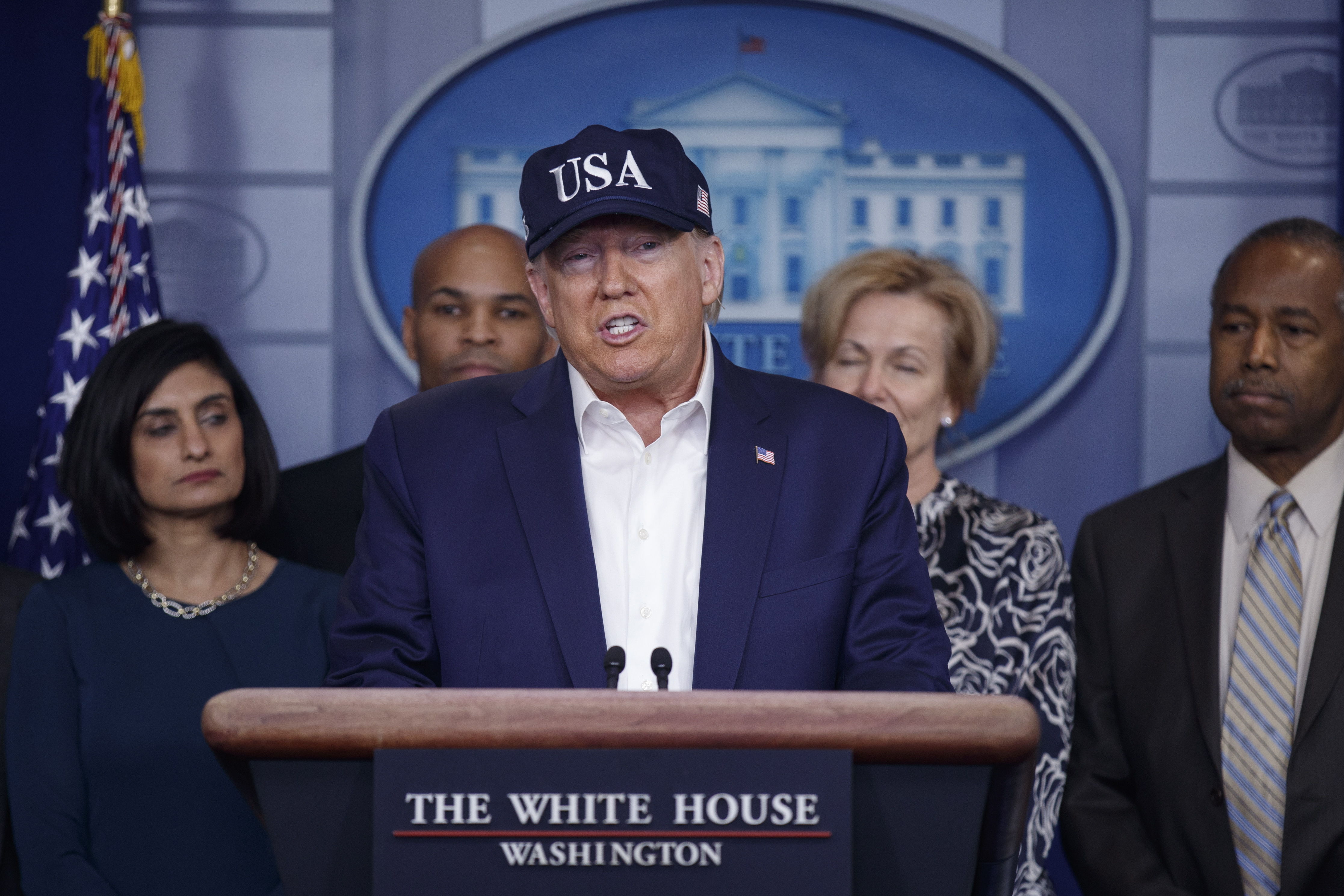 El presidente de los EE. UU., Donald Trump, junto a miembros del grupo de trabajo sobre coronavirus, durante una conferencia de prensa en la sala de prensa de la Casa Blanca. (Foto Prensa Libre: EFE)