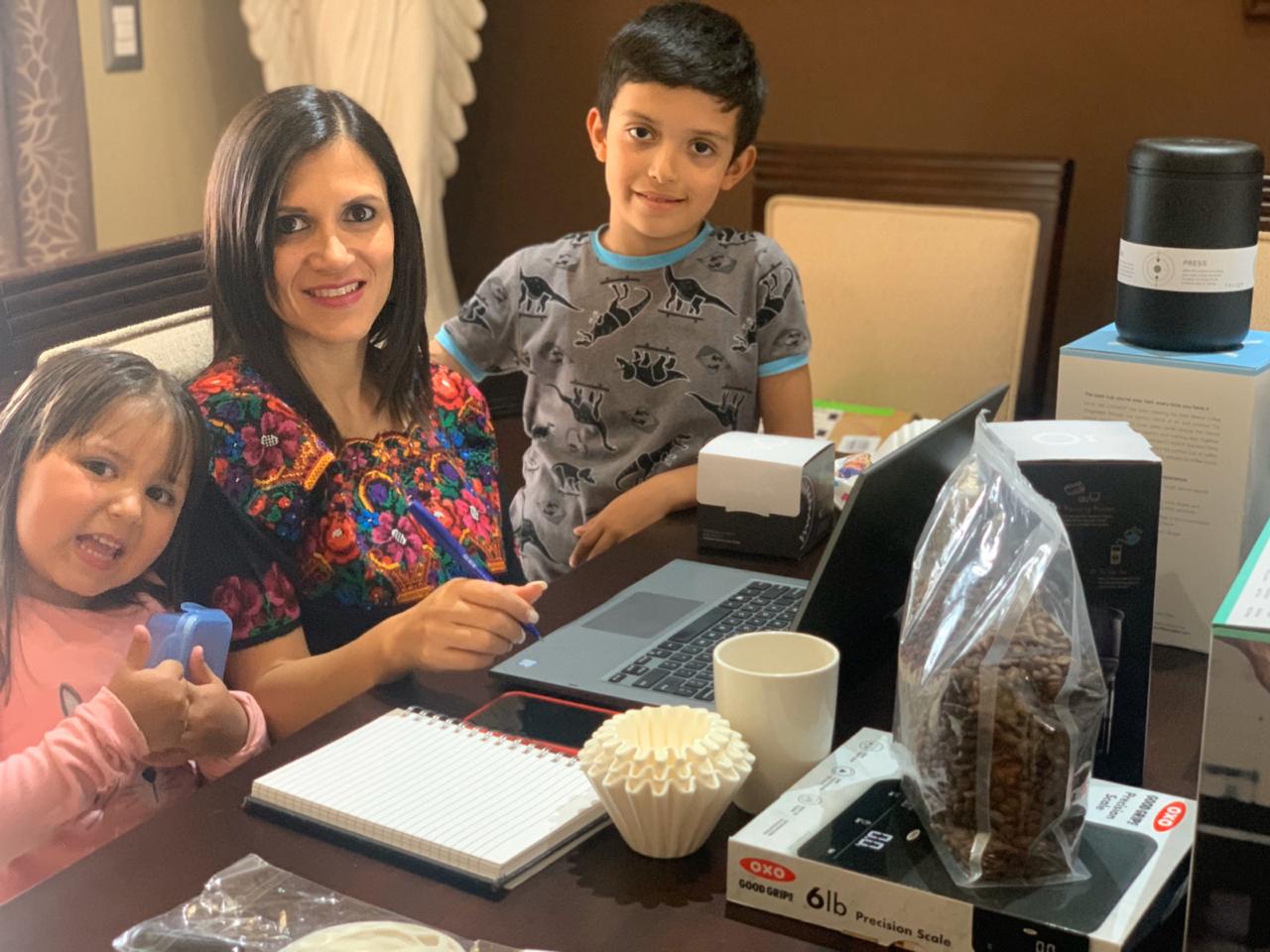 Vivian Dighero es esposa, madre de familia y emprendedora guatemalteca fundadora de Icoffee Solutions junto a su esposo Manuel Lara, quienes trabajan desde casa y luchan por continuar operaciones ante la crisis del coronavirus. (Foto Prensa Libre: cortesía)