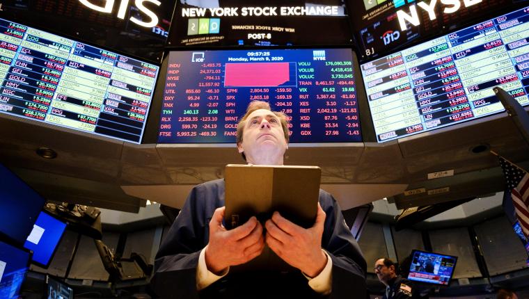 Un corredor de bolsa trabaja en la Bolsa de Wall Street, en Nueva York (Estados Unidos), que contenía las pérdidas por la crisis del petróleo. (Foto Prensa Libre: EFE)