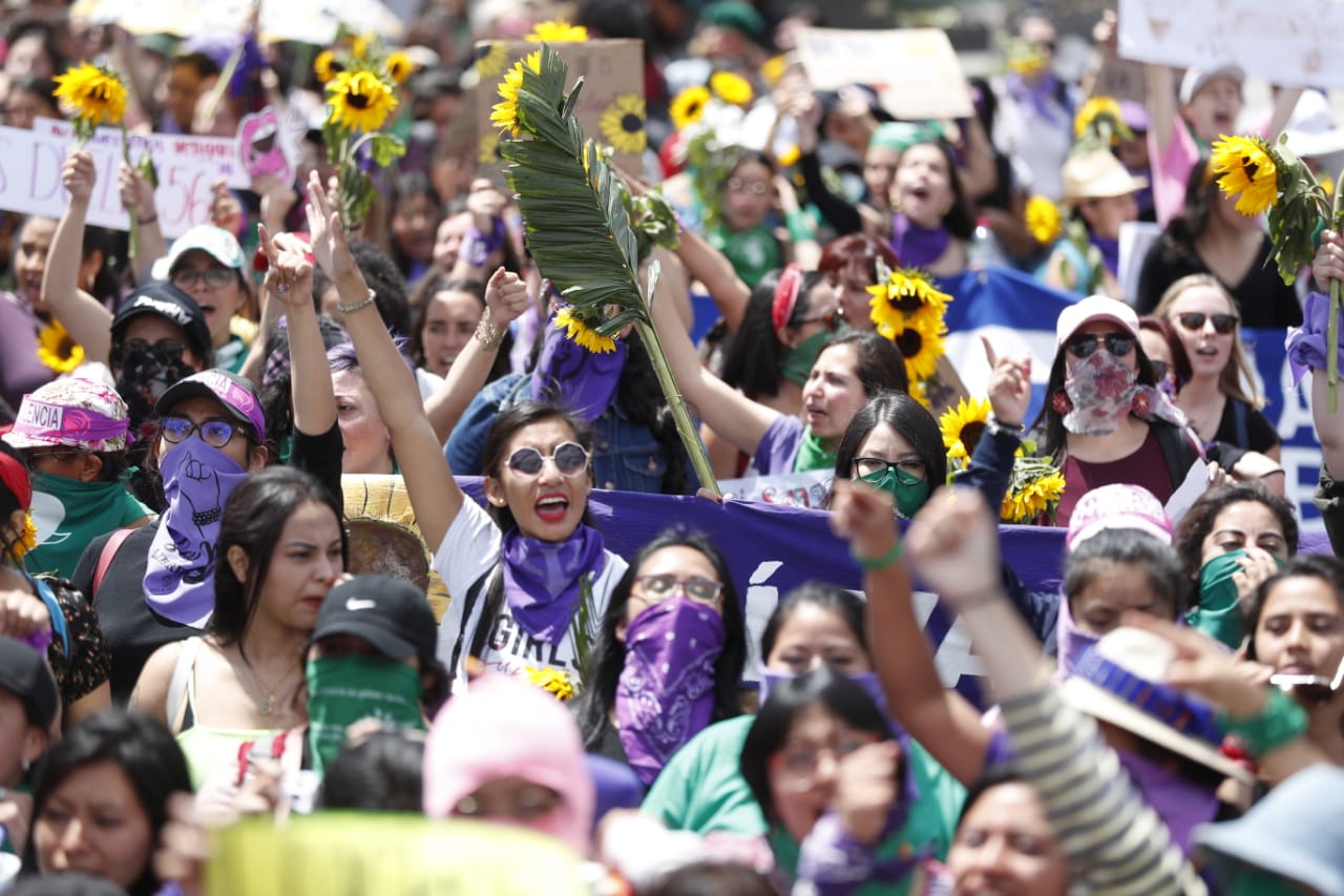 La marcha de mujeres recorrió las calles y avenidas del Centro Histórico de la Ciudad de Guatemala. (Foto Prensa Libre: Esbin García)