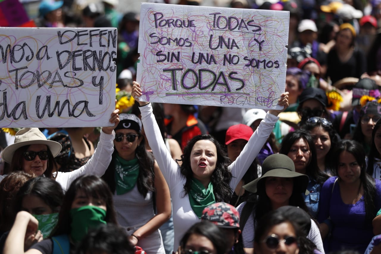 Con consignas y carteles las participantes de la marcha exigieron el cese de la violencia contra las mujeres. (Foto Prensa Libre: Esbin García)