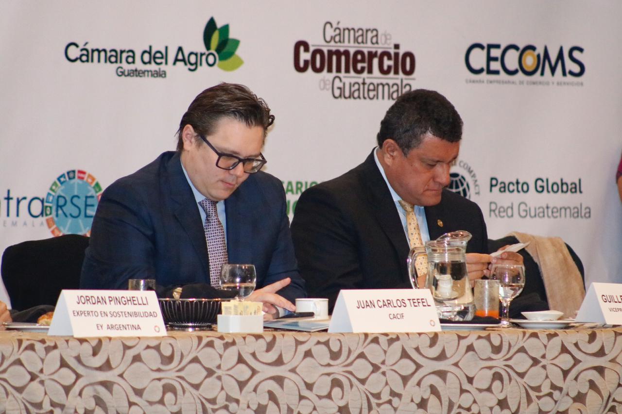 Juan Carlos Tefel, presidente del Cacif, y Guillermo Castillo, vicepresidente de la República, durante la presentación del informe. (Foto Prensa Libre: Paula Ozaeta)