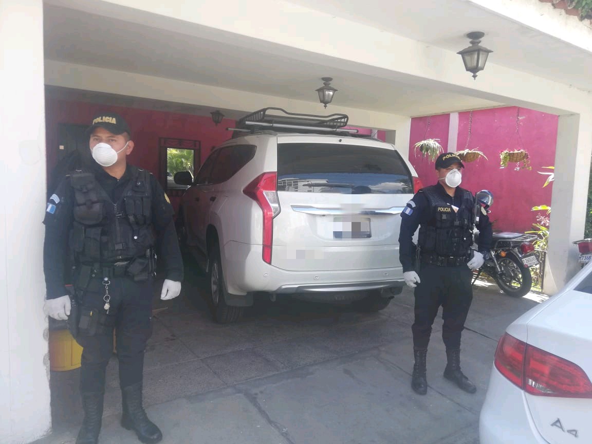 Elementos de la PNC resguardan la casa donde se encuentra la persona que viajaba en el vuelo donde se localizó el primer caso de coronavirus en Guatemala. (Foto Prensa Libre: PNC)