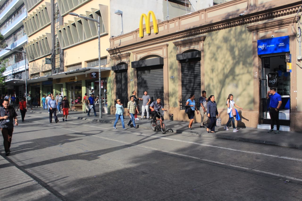 McDonalds es uno de los restaurantes que ha decidido cerrar sus puertas para minimizar el contagio del coronavirus entre sus trabajadores y clientes. (Foto Prensa Libre: Byron García)
