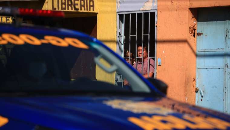 Elementos de la Policía Nacional salen a las calles para anunciar el comienzo del toque de queda. (Foto Prensa Libre: Carlos Hernández)