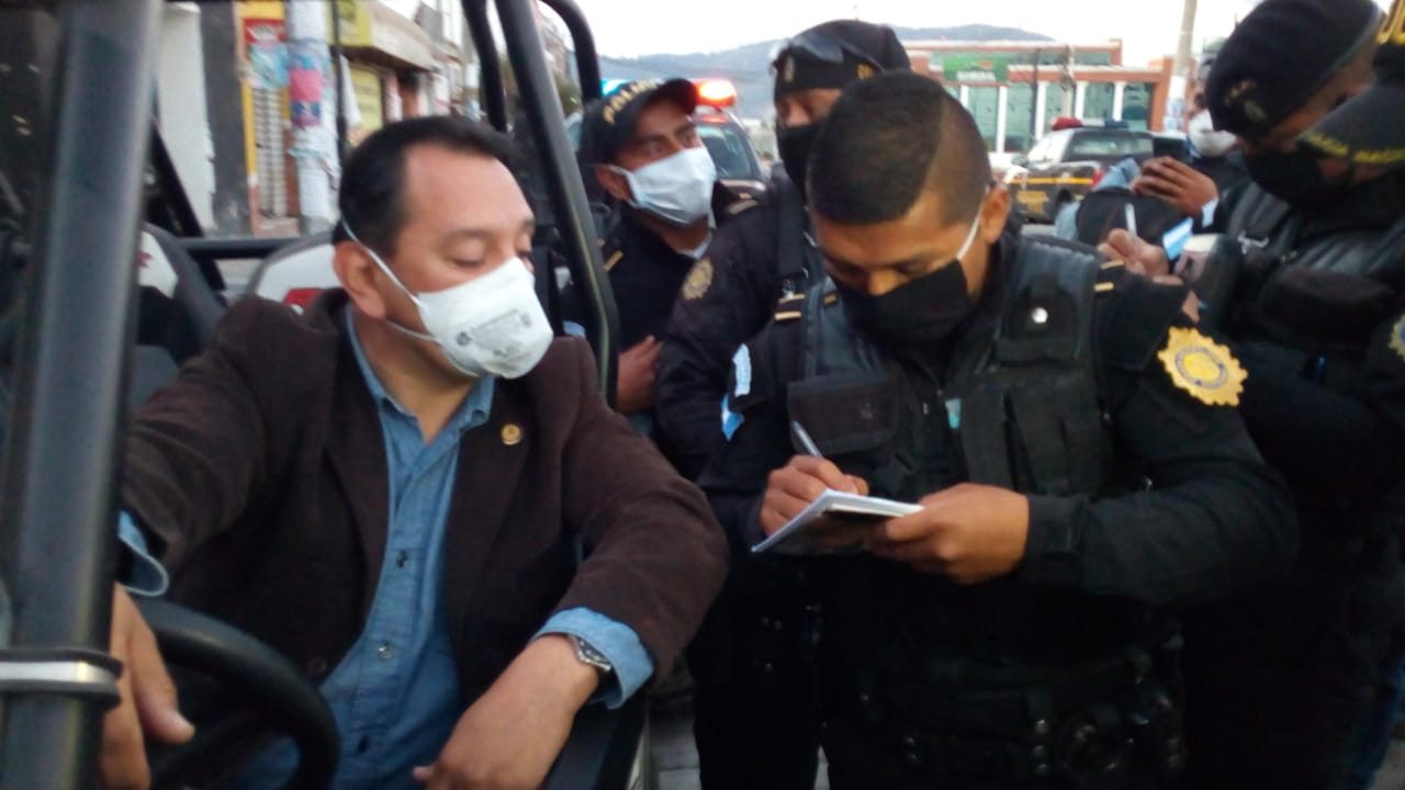 Guillermo Cifuentes dijo que se encontraba supervisando el trabajo de los policías por el Toque de Queda. (Foto Prensa Libre: Cortesía)