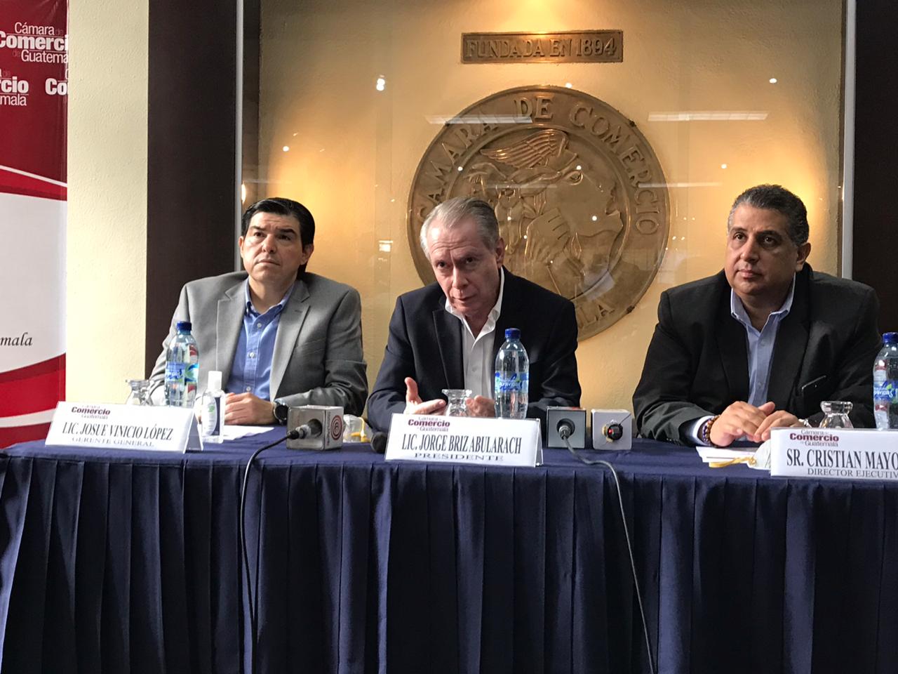 Jorge Briz (al centro), presidente de la Cámara de Comercio de Guatemala, presentó la propuesta de reactivación por parte de esa gremial. (Foto Prensa Libre: Paula Ozaeta)