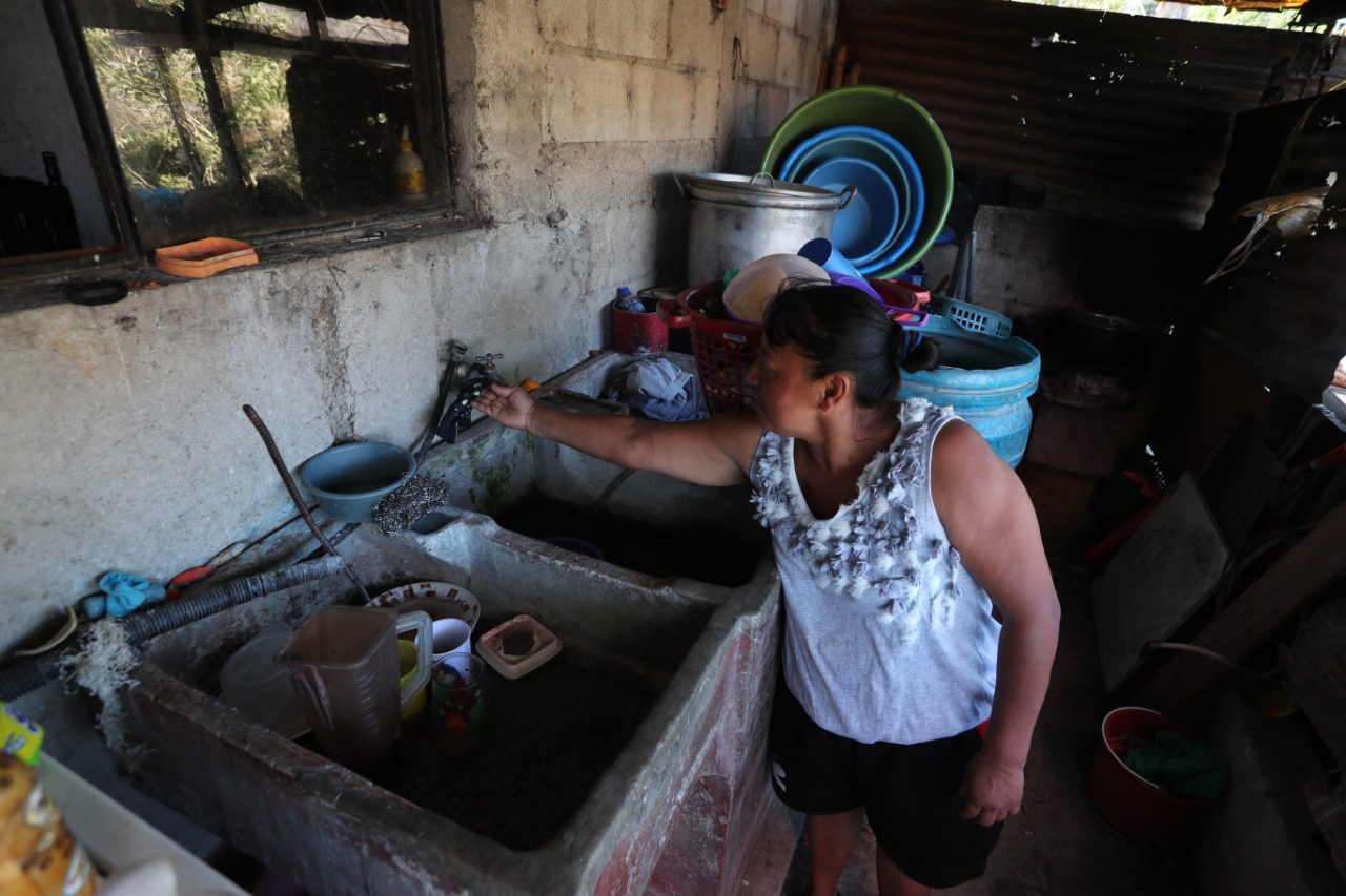 Vecina de la zona 18 capitalina muestra que no tiene agua en su casa. La escasez también es padecida en Santa Catarina Pinula. Foto Prensa Libre: Érick Ávila.