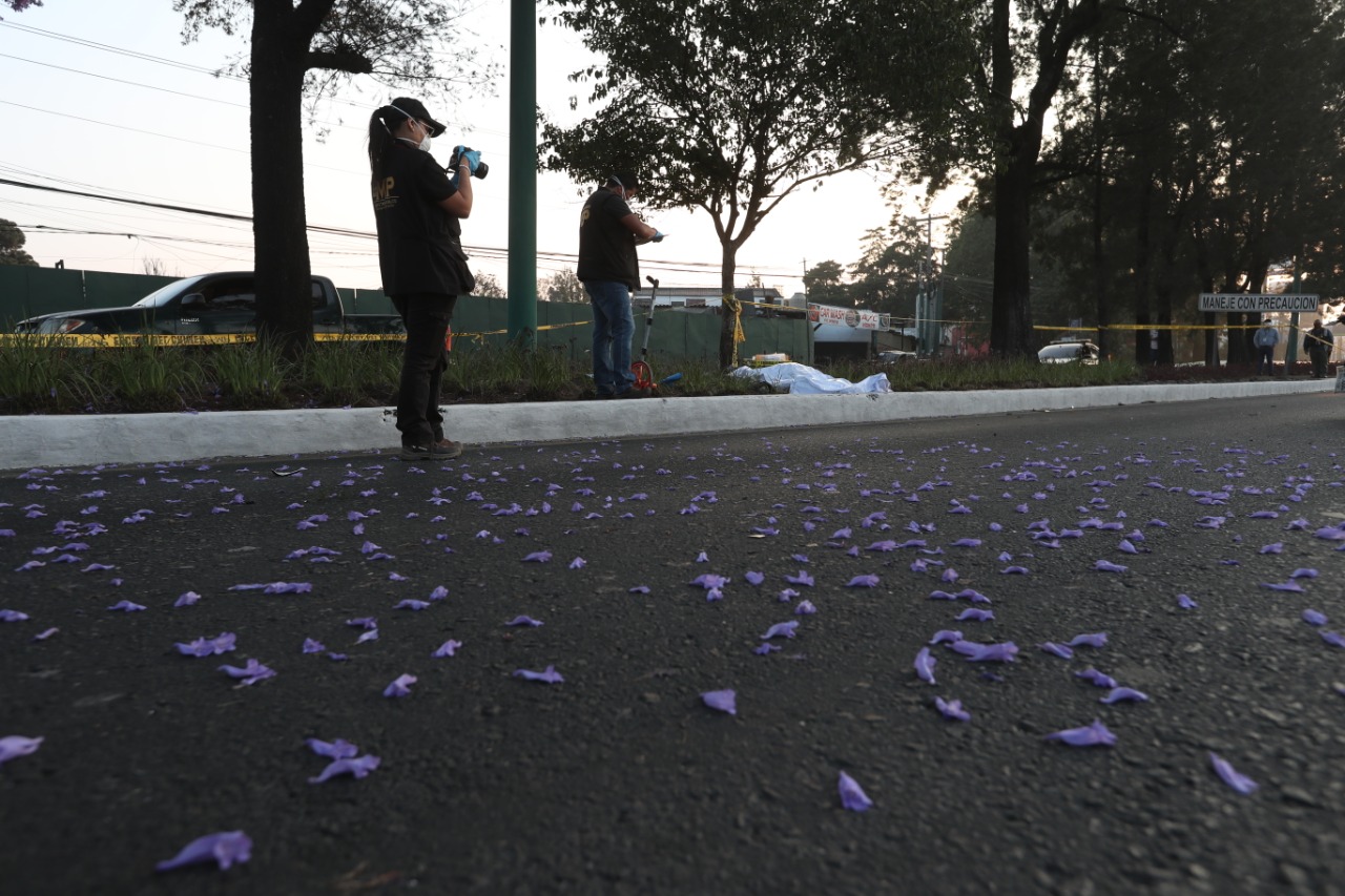 El Ministerio Público verifica el accidente reportado en la calzada Roosevelt. (Foto Prensa Libre: Óscar Rivas)