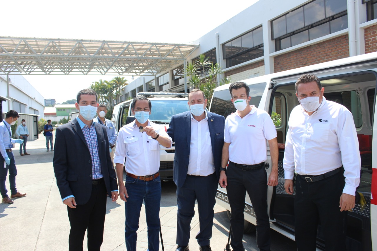 Personeros de Grupo Cofiño realizaron la entrega de las tres ambulancias al presidente Alejandro Giammattei. (Foto Prensa Libre: cortesía Grupo Cofiño)