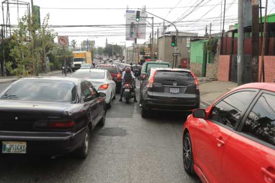 Hasta las motocicletas tuvieron complicaciones para la movilización. Foto Prensa Libre: Juan Diego González