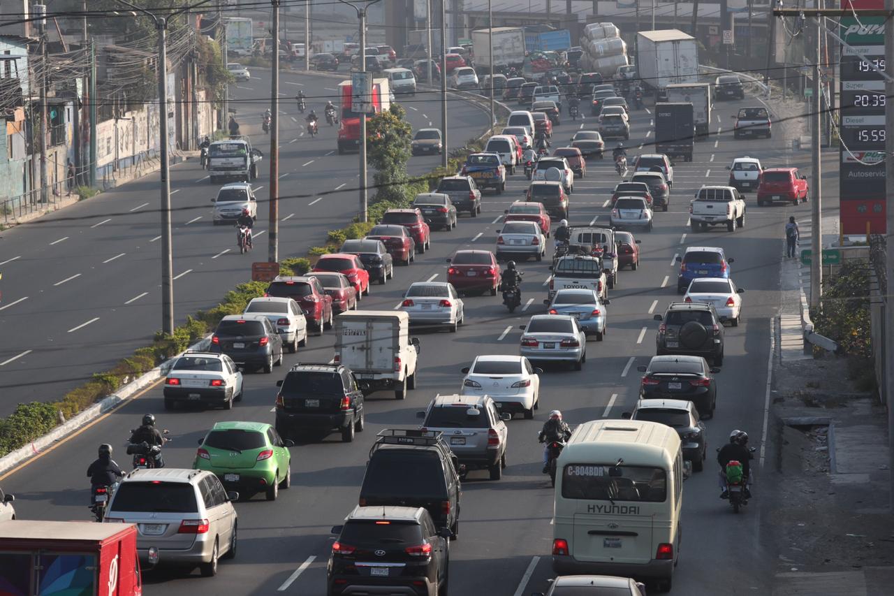 La cuesta de Villalobos estuvo congestionada la mañana de este martes en dirección a la capital. (Foto Prensa Libre: Óscar Rivas) 